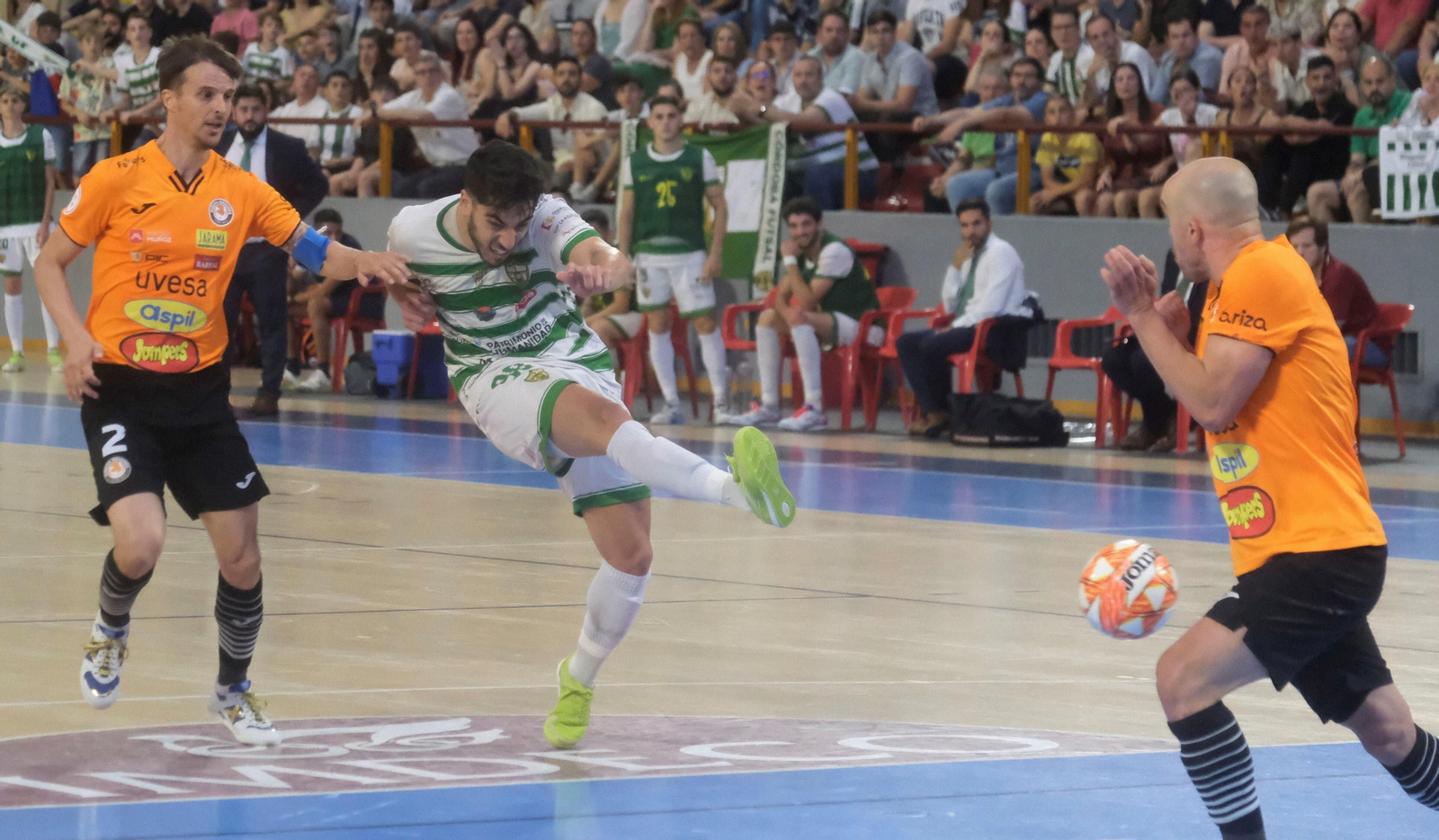 Lucas Perin dispara a portería en el Córdoba Patrimonio - Ribera Navarra.