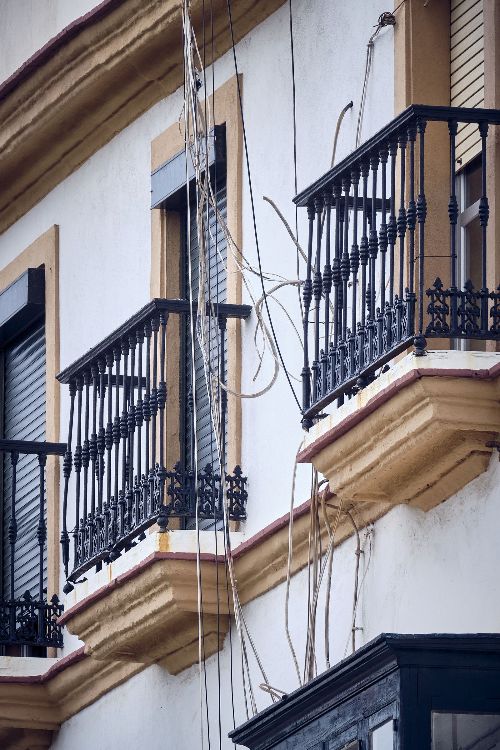 Cables cubriendo una fachada de Cádiz.