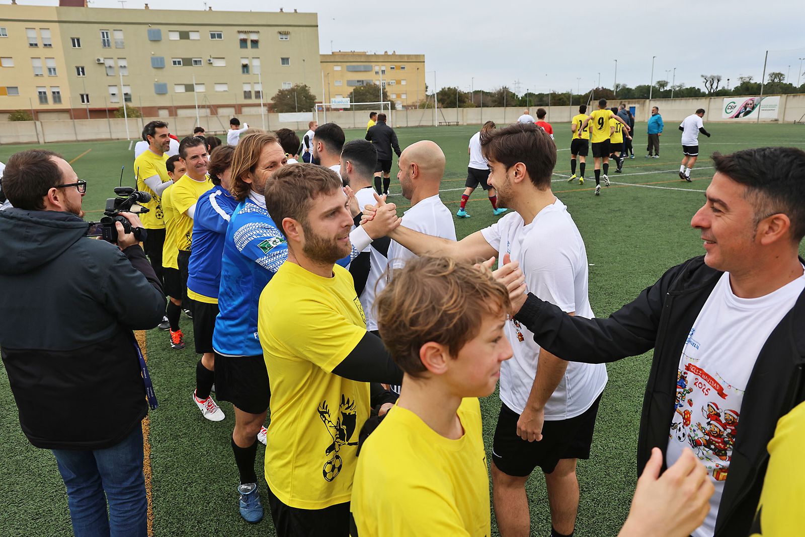 Periodistas y políticos disputan su tradicional partido navideño de fútbol