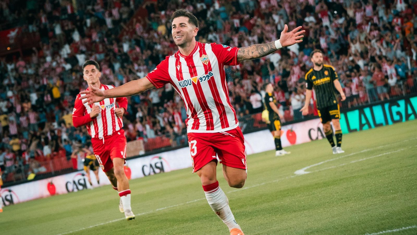 Adri Embarba celebra un gol del Almería en su partido ante el Real Zaragoza.