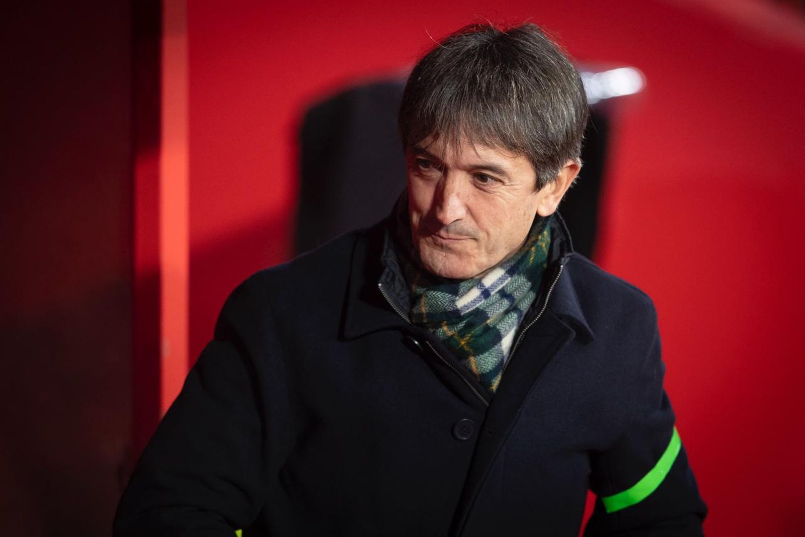 Pacheta sonriendo a un miembro de su banquillo.