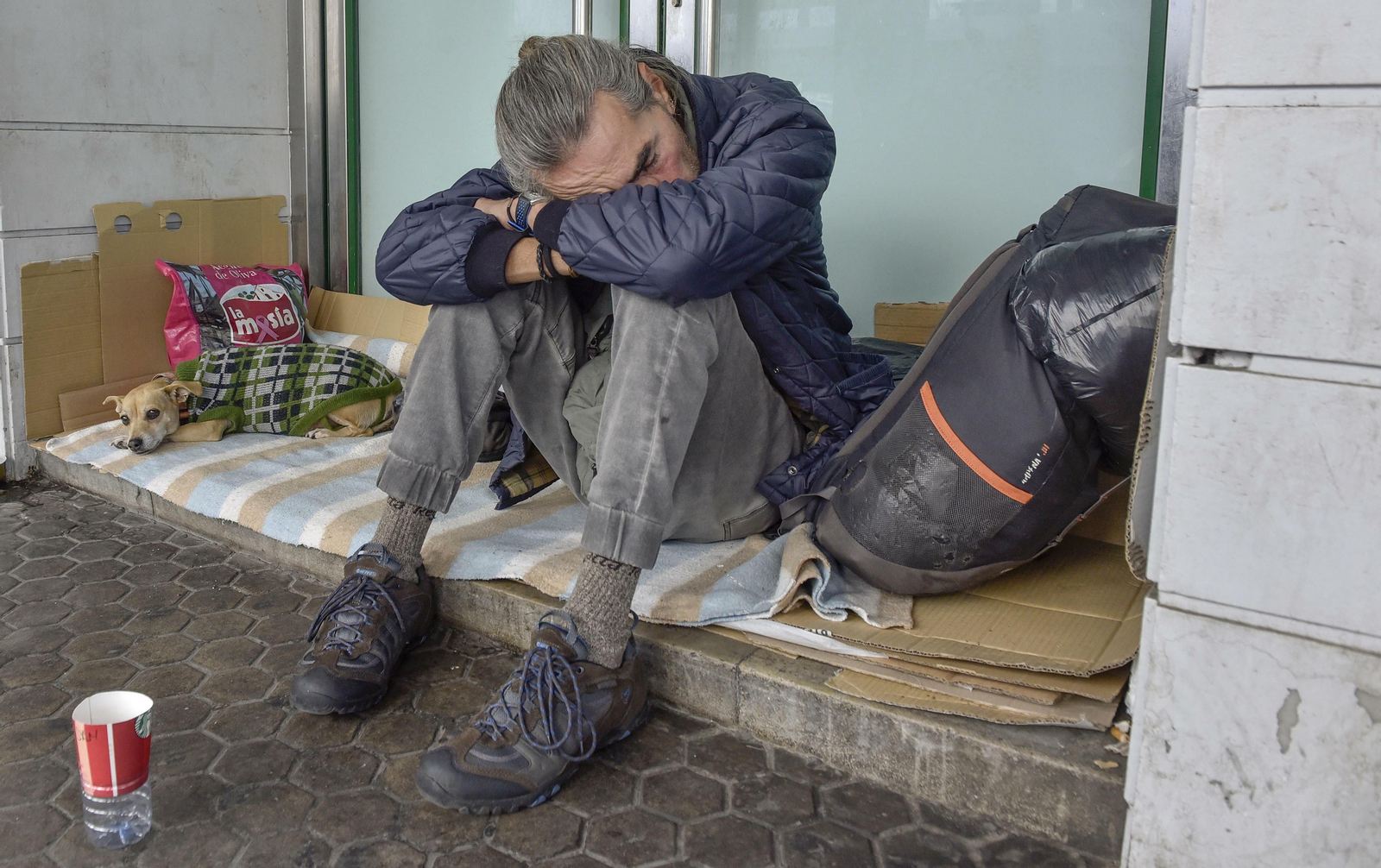 Un sin techo en una calle de Sevilla.