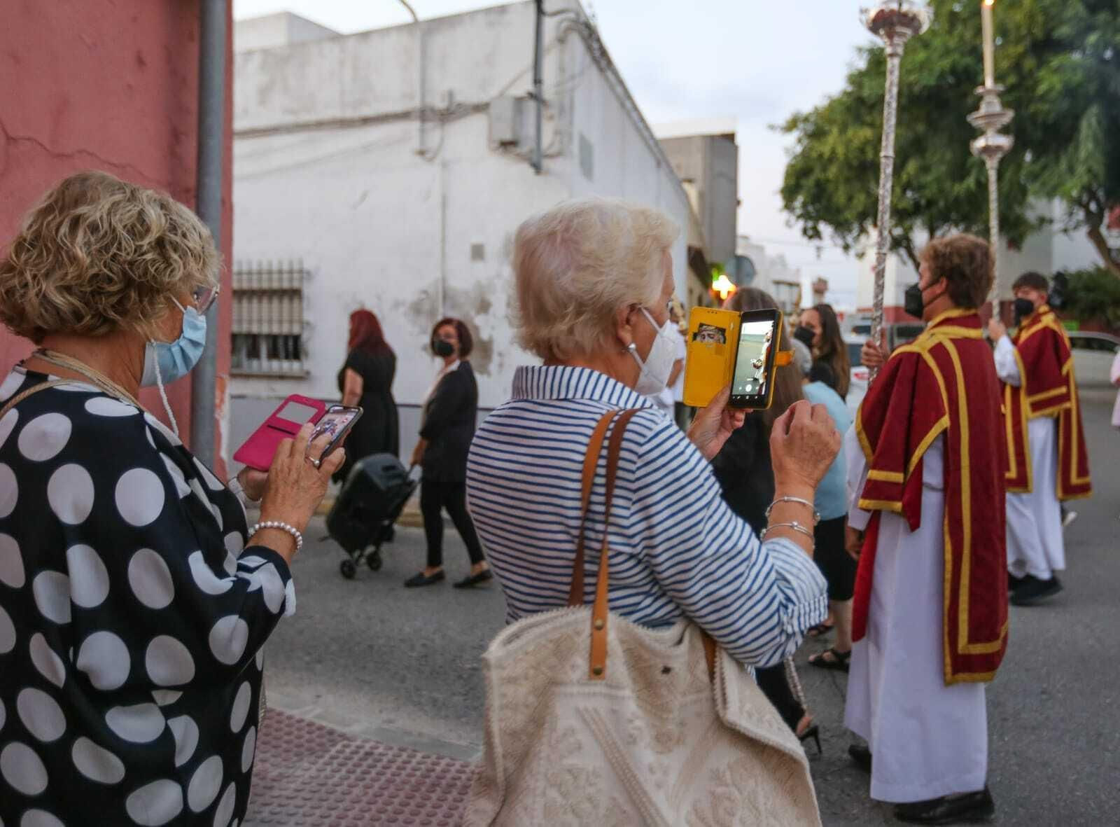 Primera salida de una imagen cofrade por las calles de Chiclana desde el inicio de la pandemia.