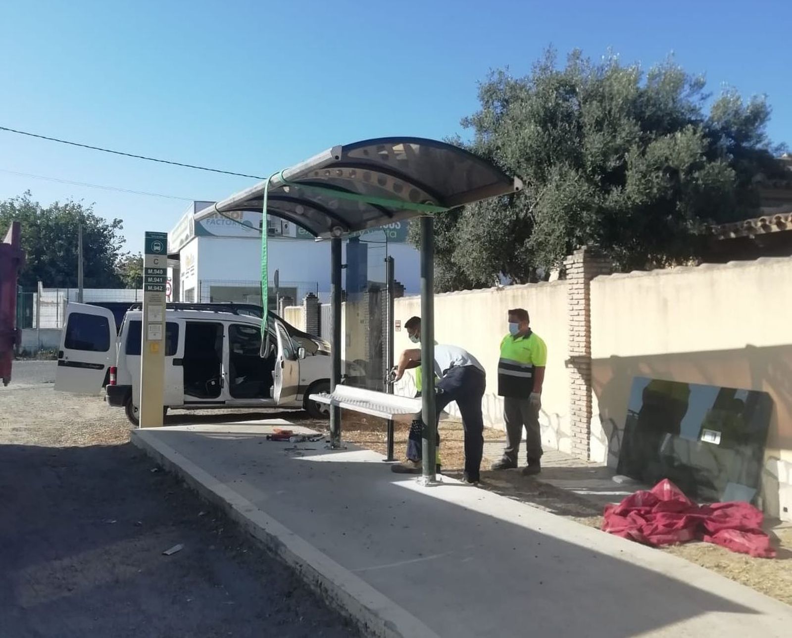 Trabajos de instalación de la parada que se llevaban a cabo en la jornada de este viernes.