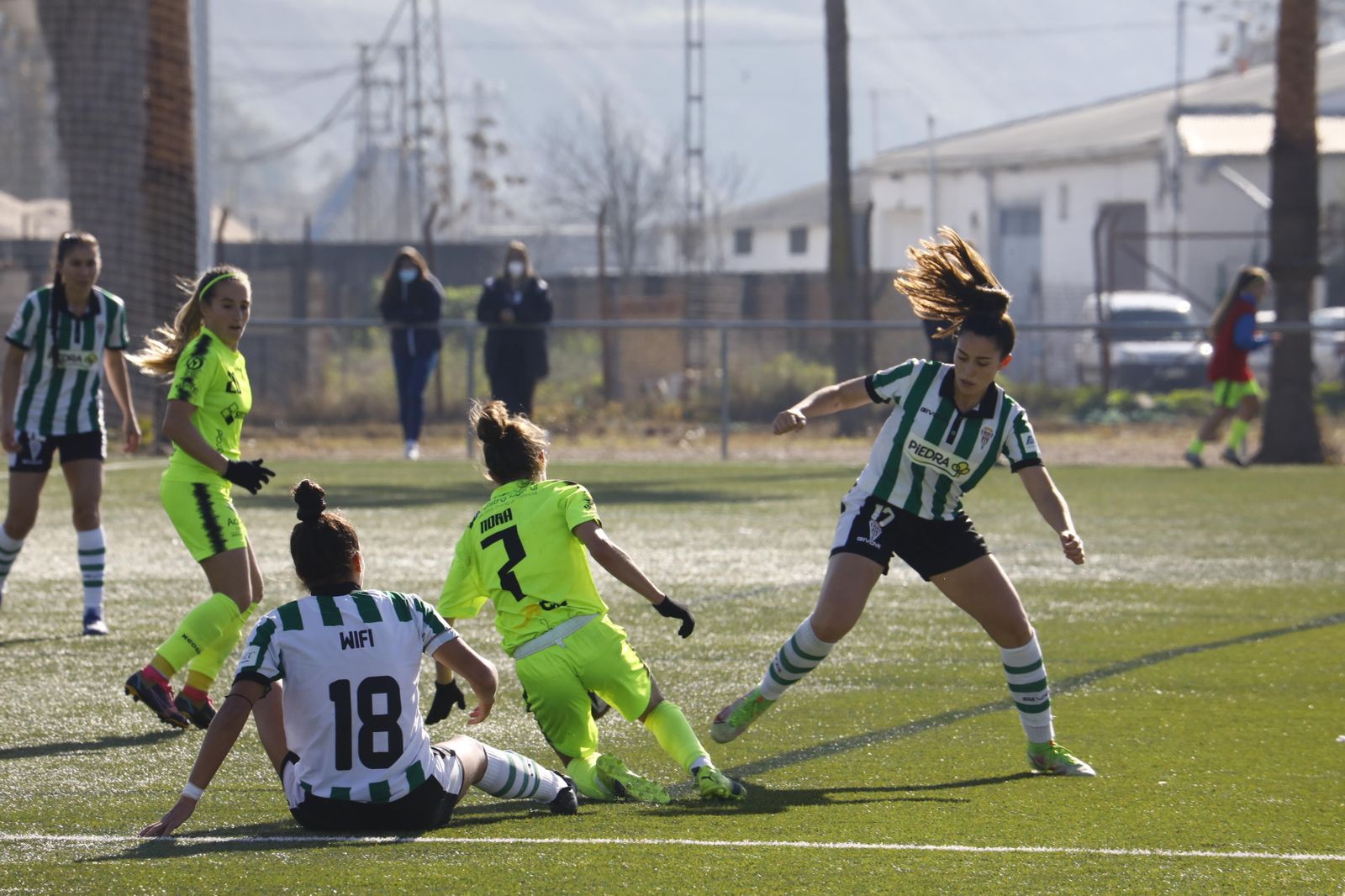 Disputa de balón en el duelo entre el Córdoba Femenino y el Pozoalbense.