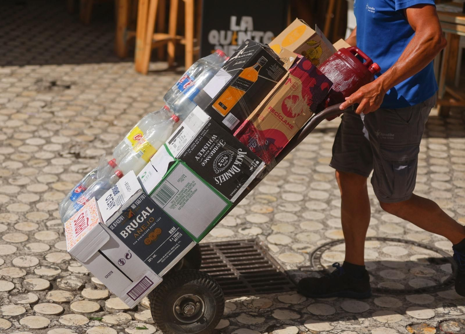 Los bares del Centro de Málaga cargan provisiones para la Feria