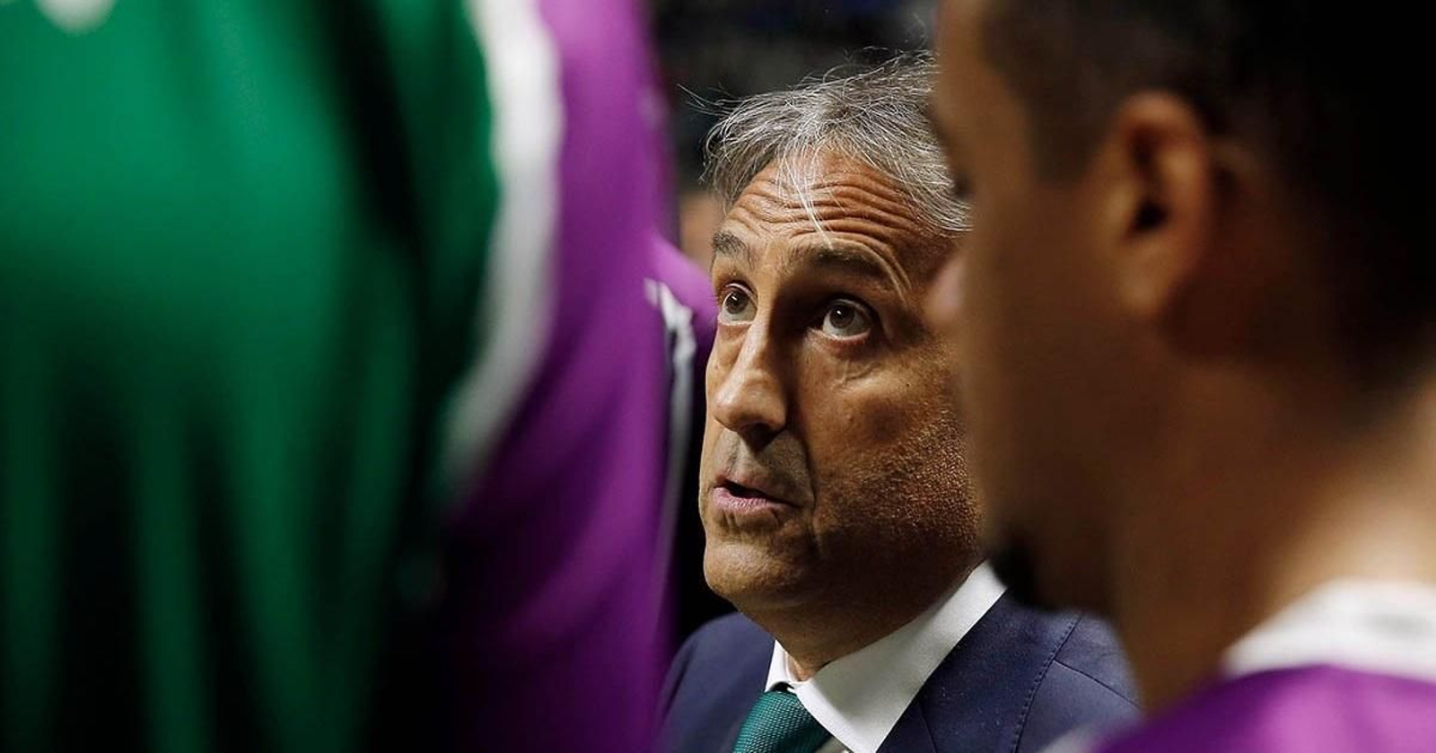 Casimiro da órdenes en un tiempo muerto.