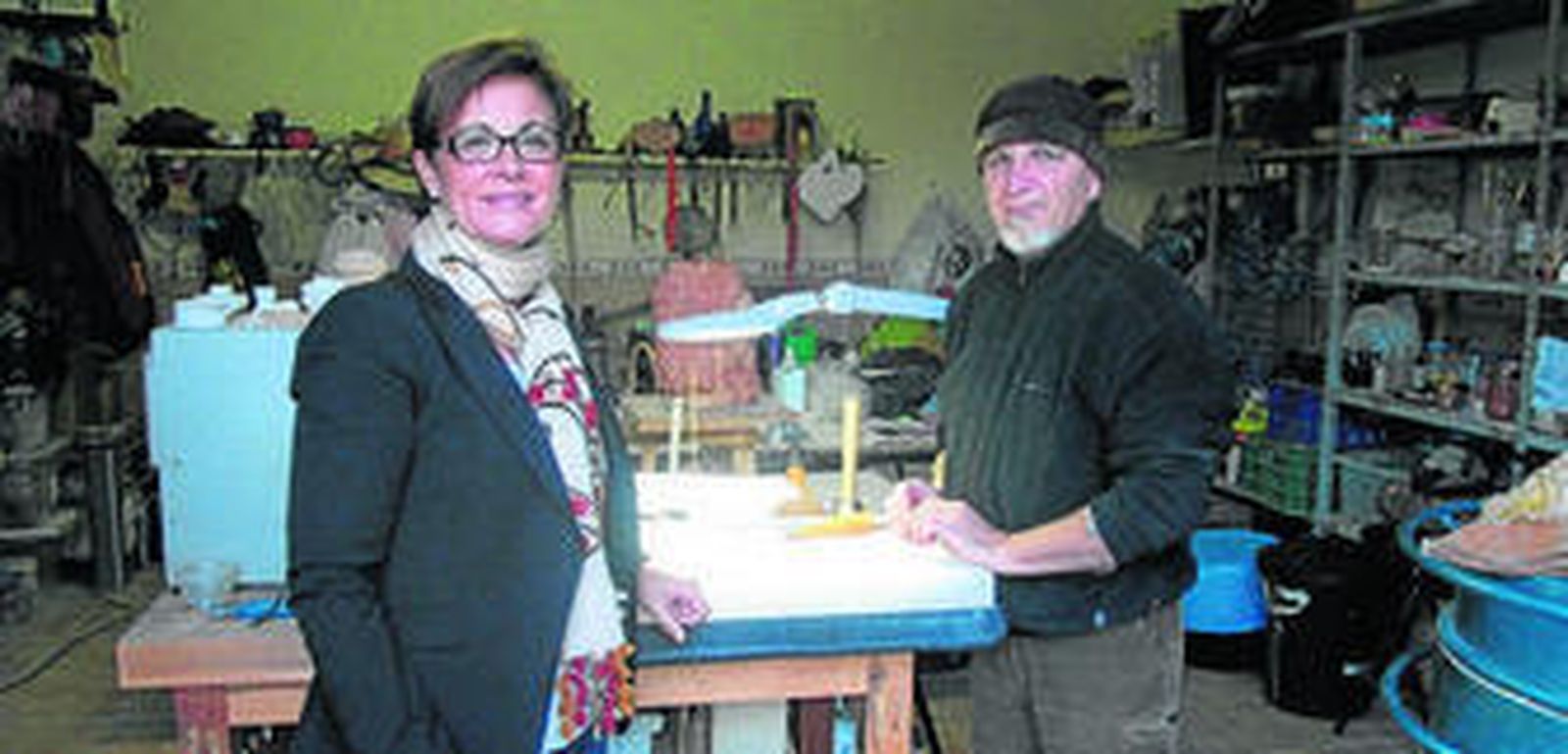 Adriana Valverde junto a Manuel Jesús Ortega 'Lete' en su estudio.