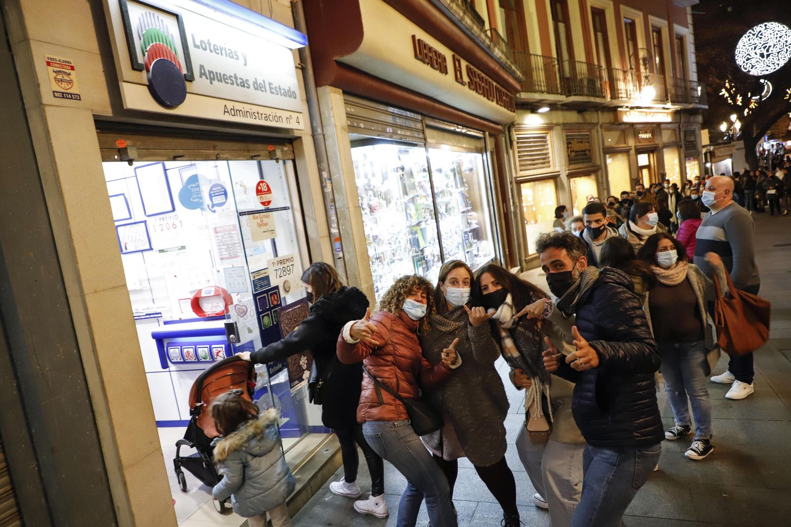 Tradición e ilusión para repetir el golpe de suerte de hace un año con el Gordo de la Lotería de Navidad en Granada