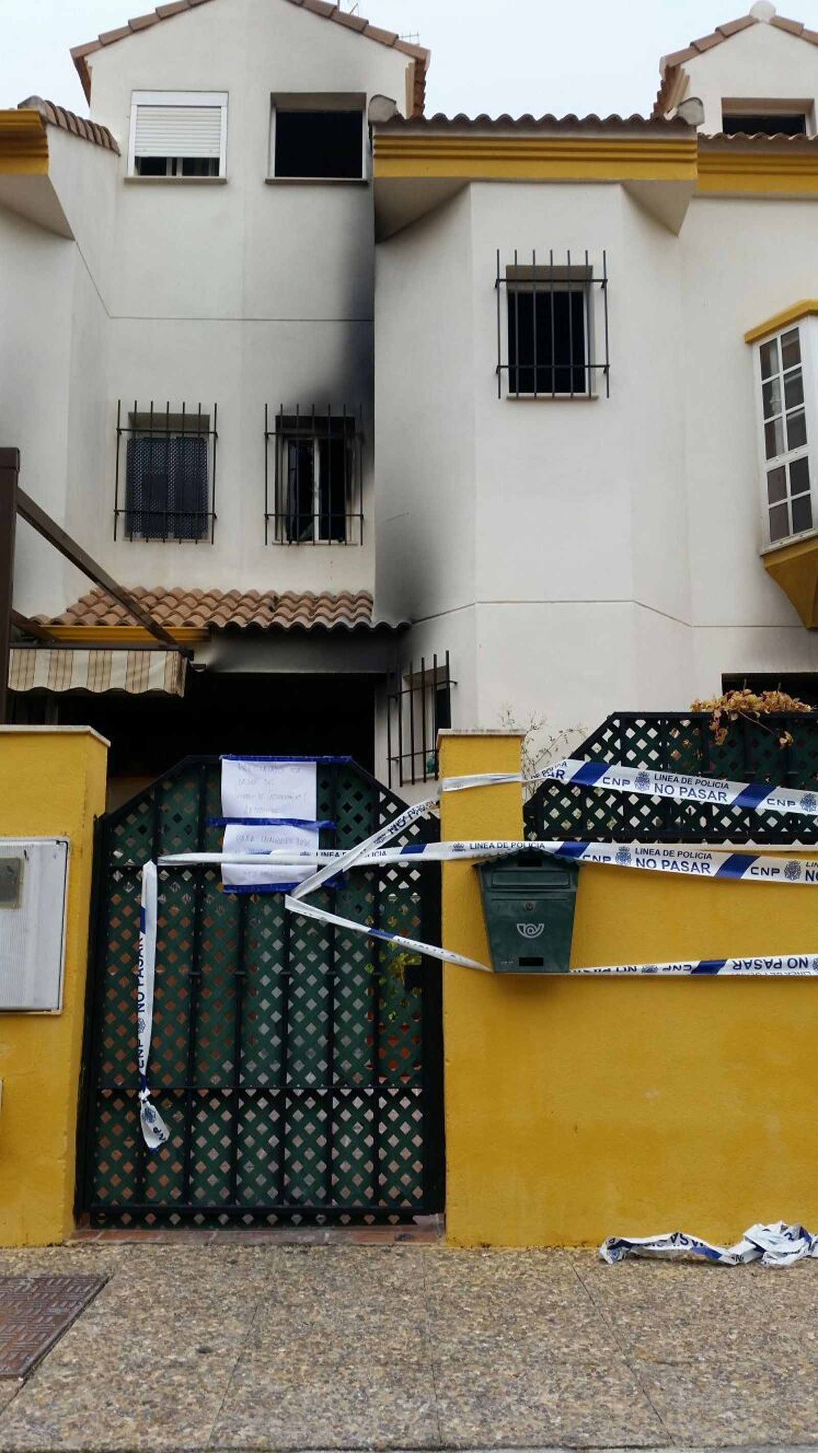 La Policia precintó ayer la casa donde un joven de 18 años falleció en un incendio de madrugada.