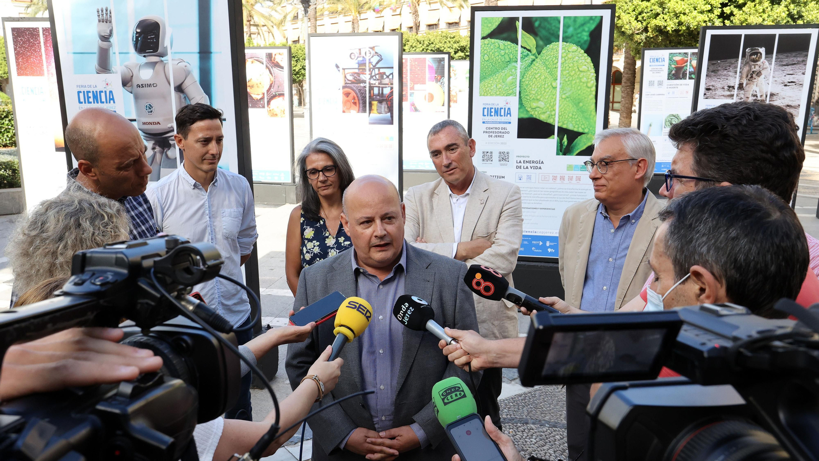 Imágenes de la exposición de la X Feria de la Ciencia en la Calle en Jerez