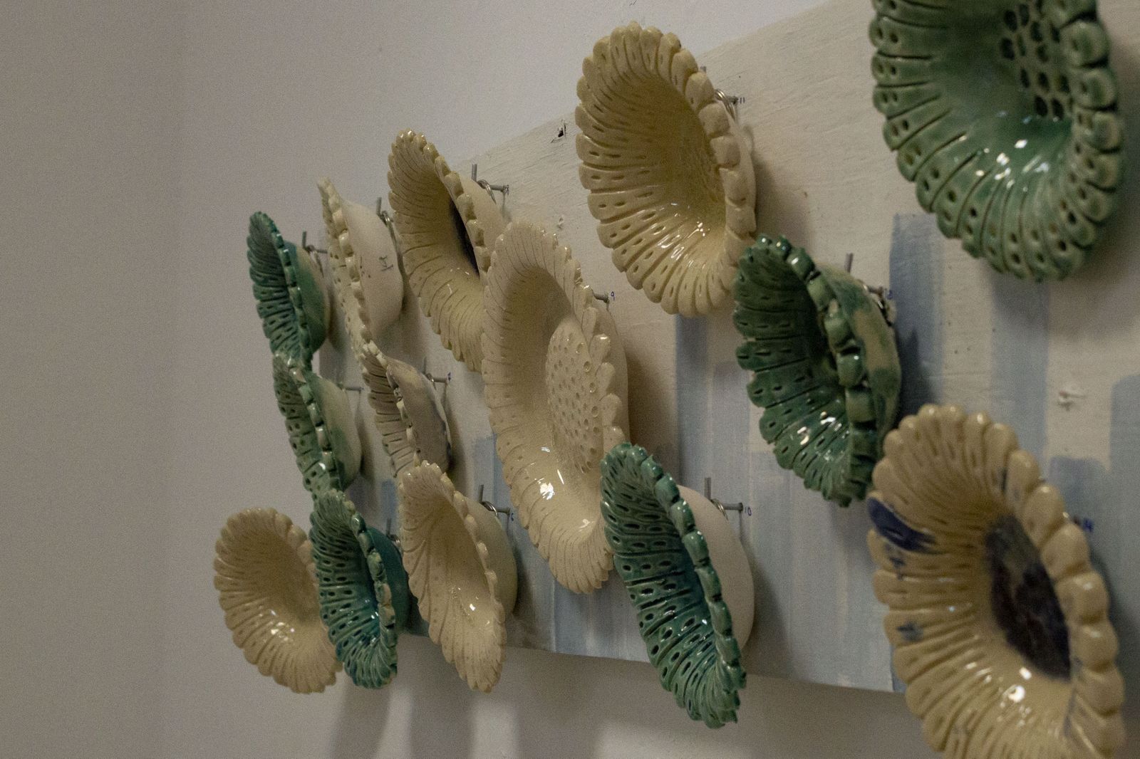 Fotos de la exposición "A través de las manos" del taller de cerámica del Centro La Marchenilla