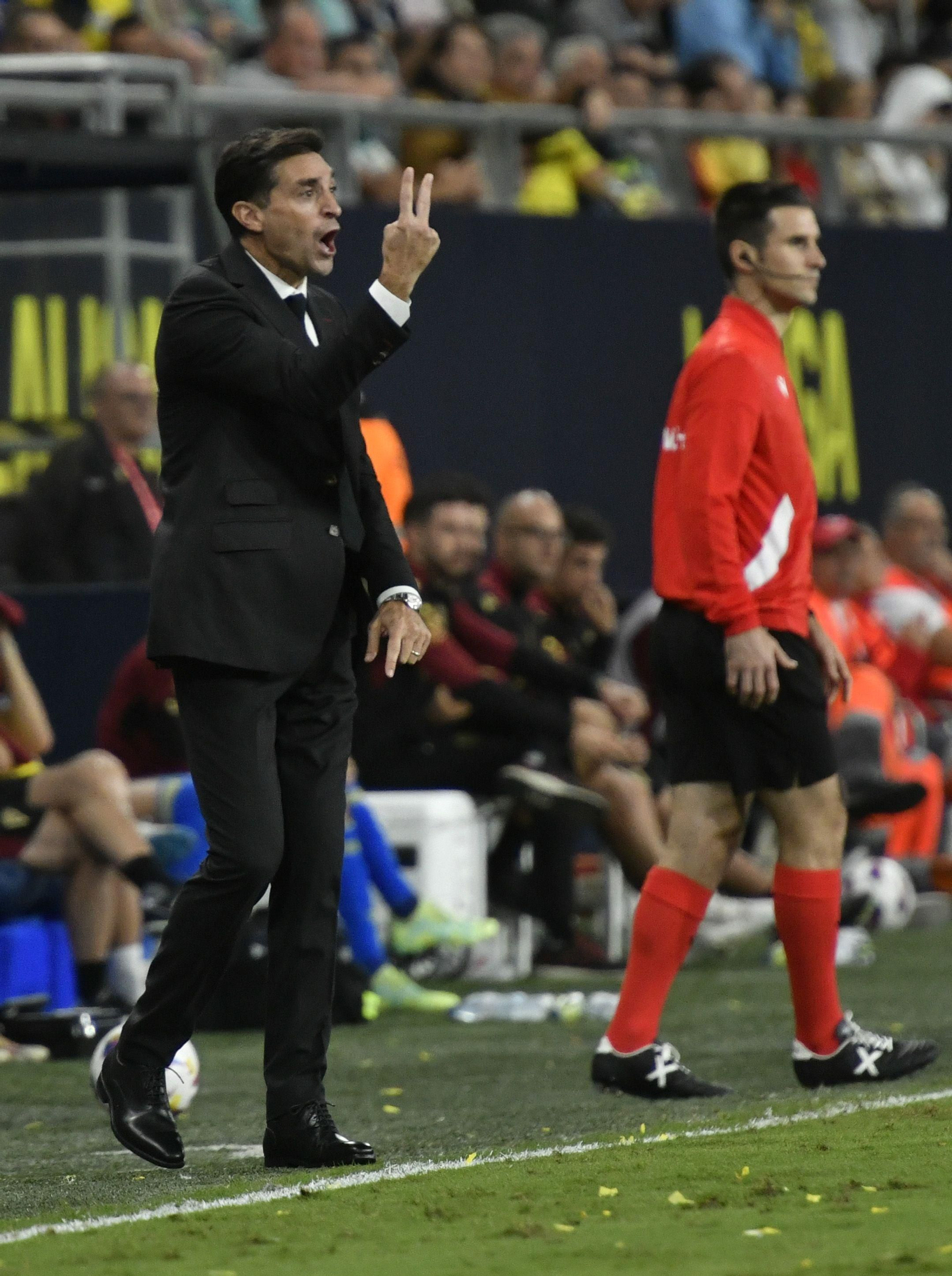 Diego Alonso hace una indicación a sus atacantes en el Cádiz-Sevilla.