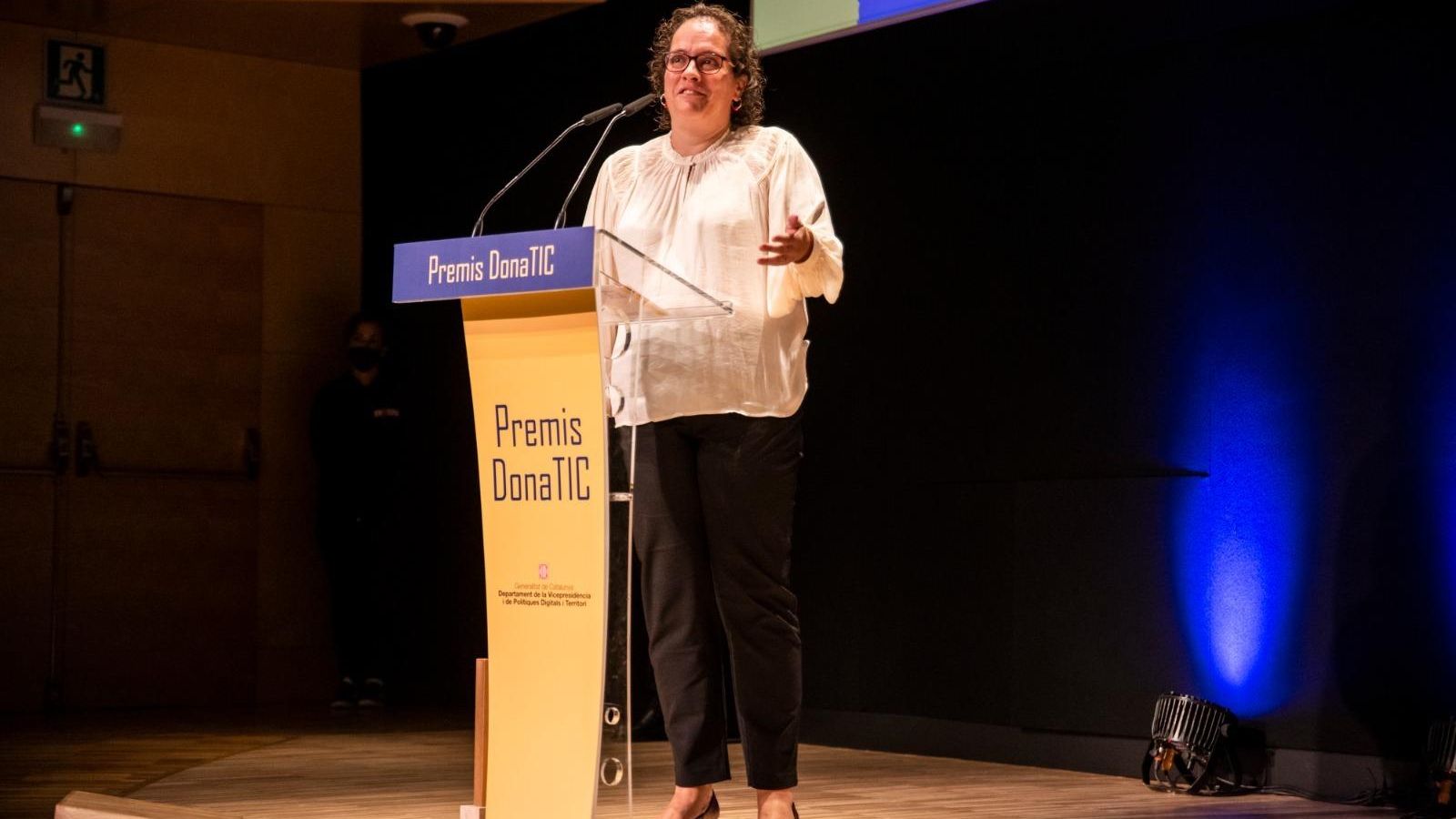 Cristina Corchero da su discurso tras recoger el premio Dona Tic.