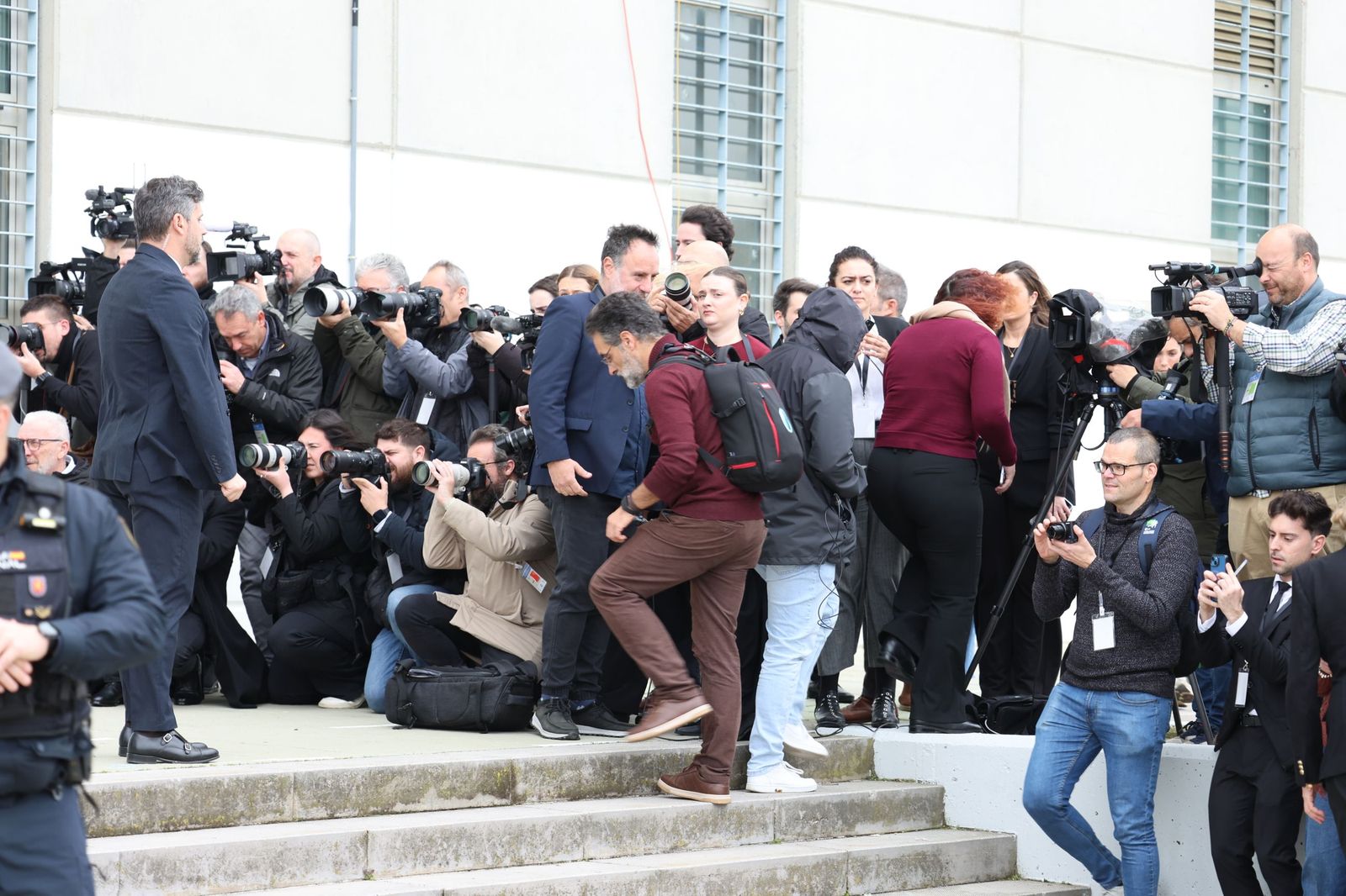 Fotografías de la llegada de Juanma Moreno, Feijóo y todas las autoridades al funeral por las víctimas de Adamuz en Huelva