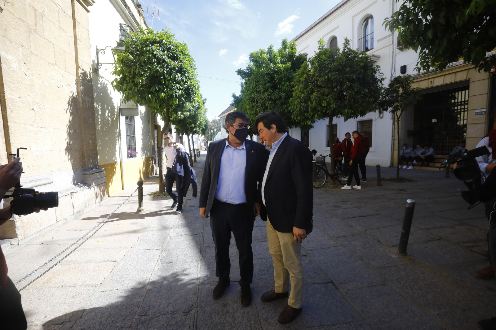 Las ofrendas del Córdoba CF a San Rafael y la Virgen de los Dolores, en imágenes