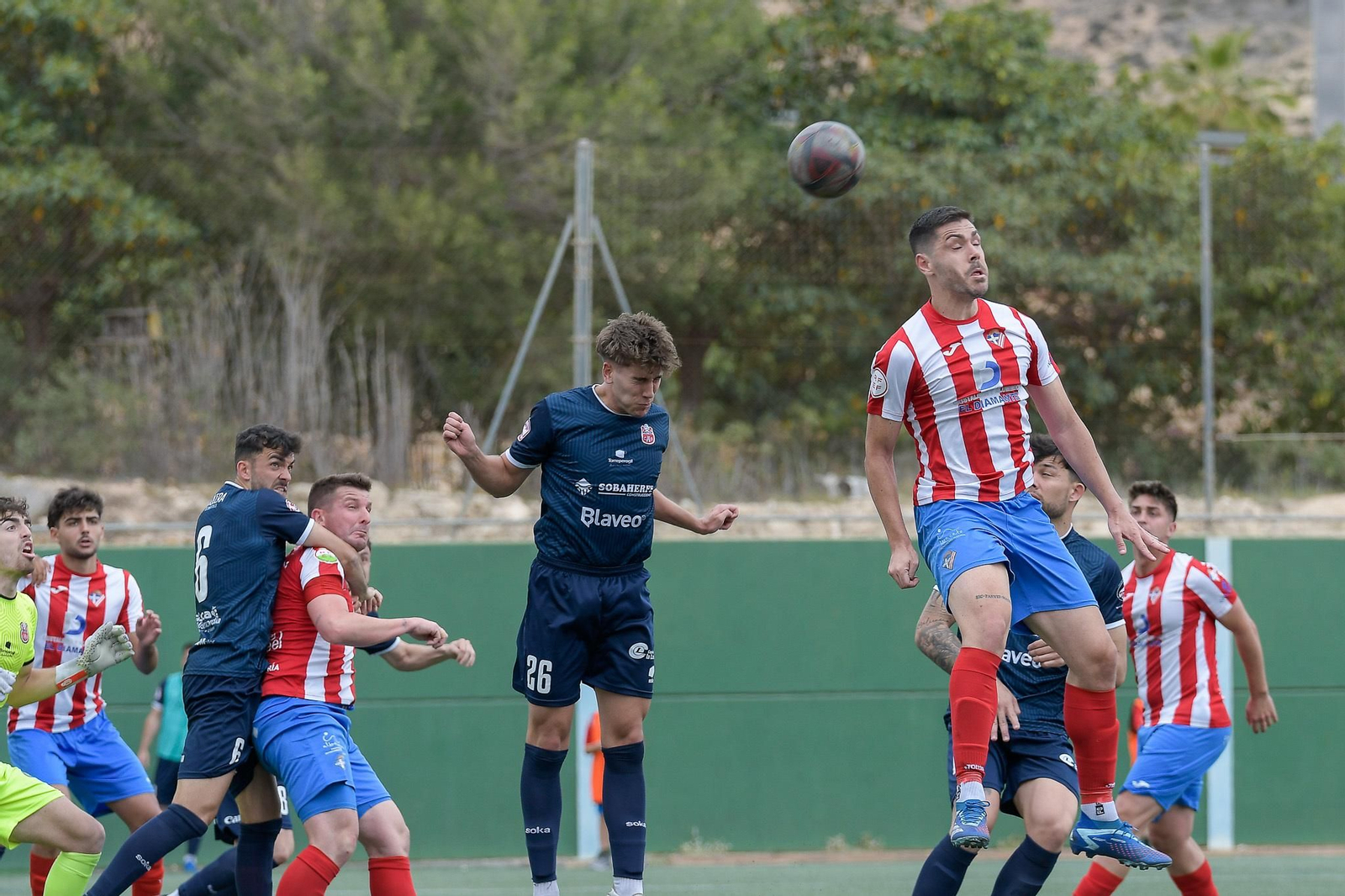 Josema intenta despejar de cabeza un balón durante un encuentro de esta última temporada. Josema intenta despejar de cabeza un balón durante un encuentro de esta última temporada.