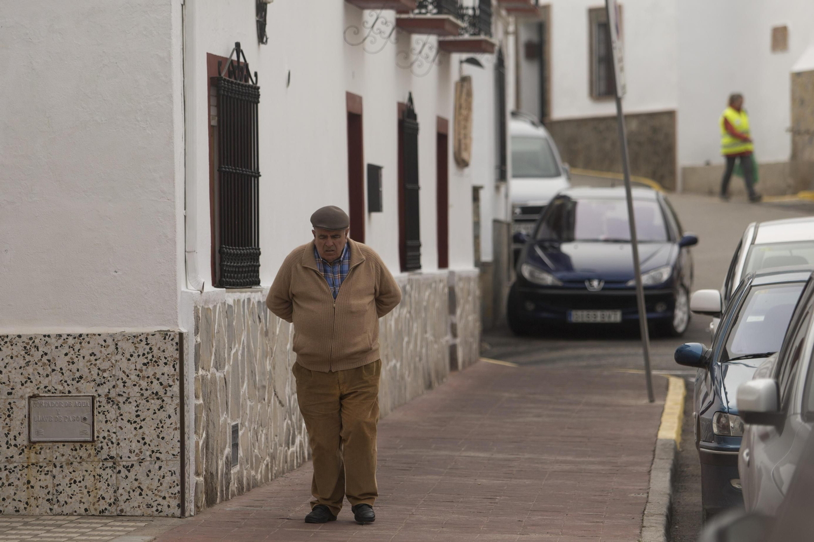 Un vecino de Montejaque caminando por una de sus calles.