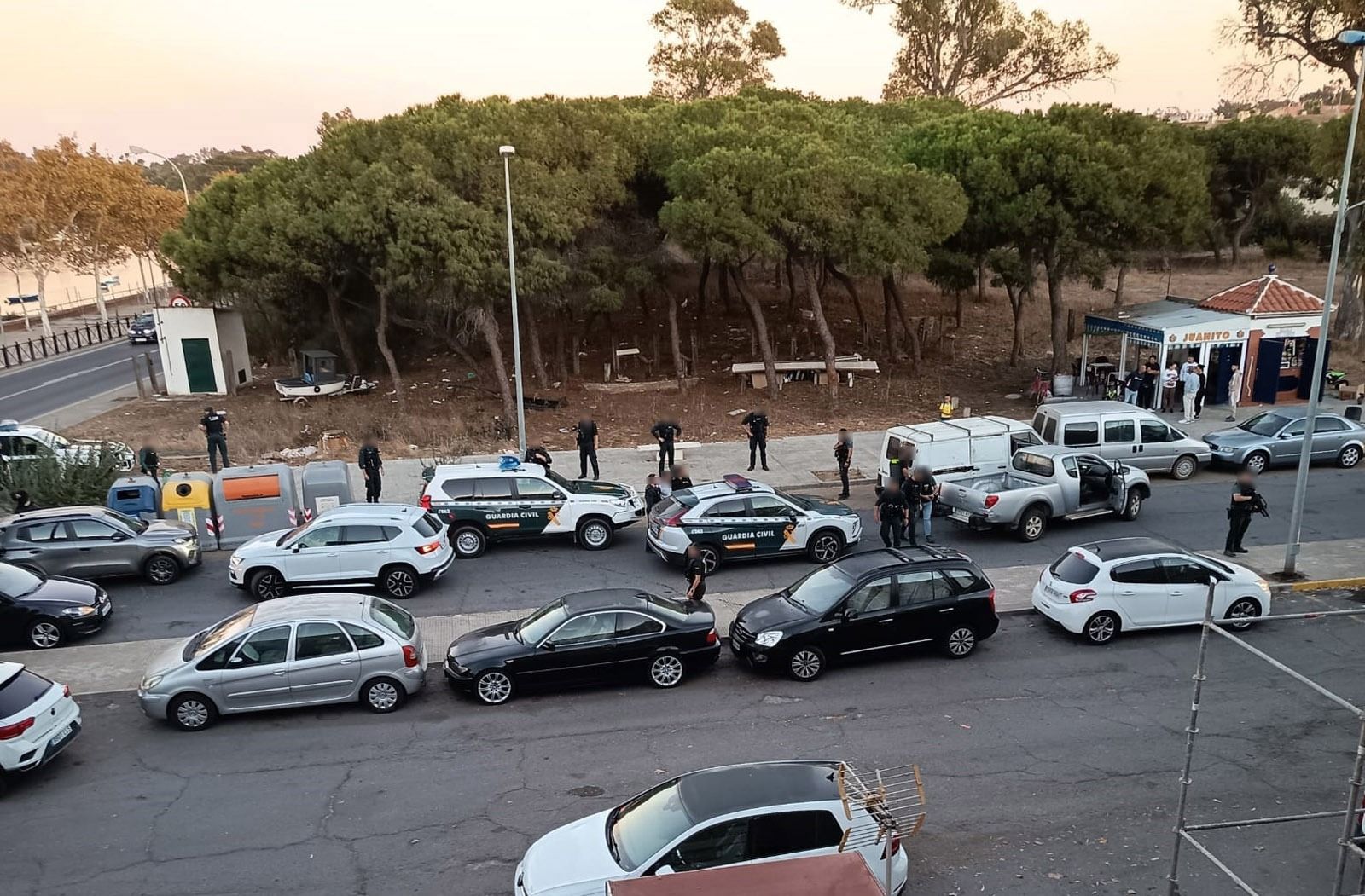 Una persecución a una furgoneta cargada de gasolina para narcolanchas se salda con al menos un detenido en Isla Cristina