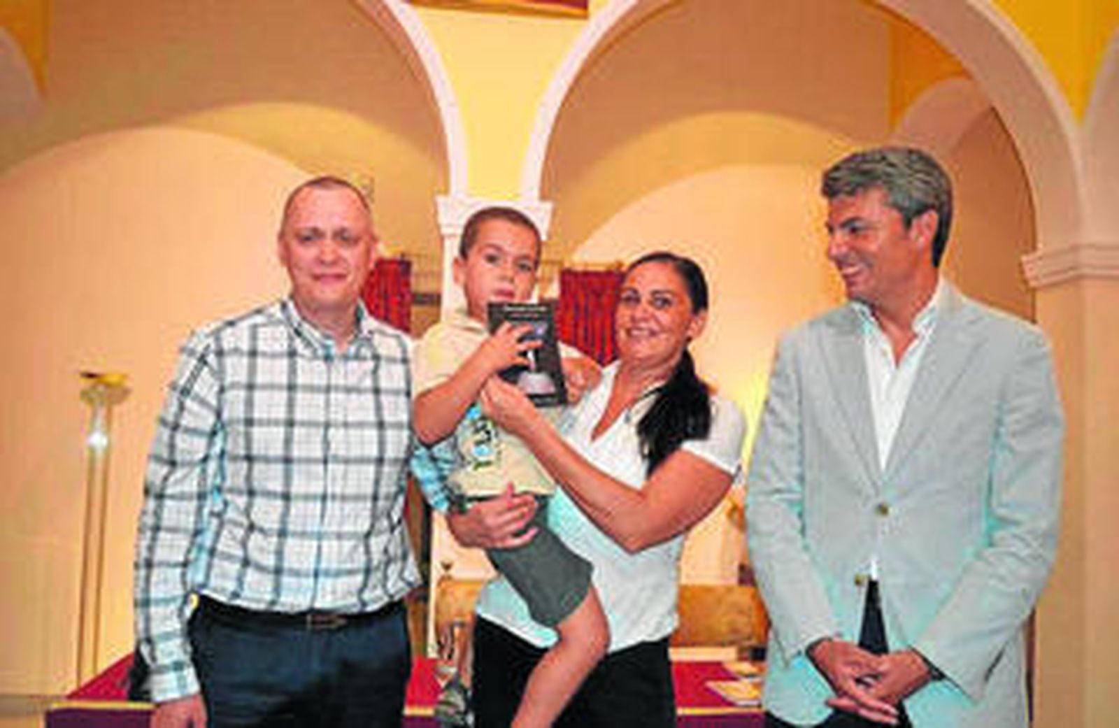 El pequeño, en el centro, con su madre y el autor del libro a la izquierda.