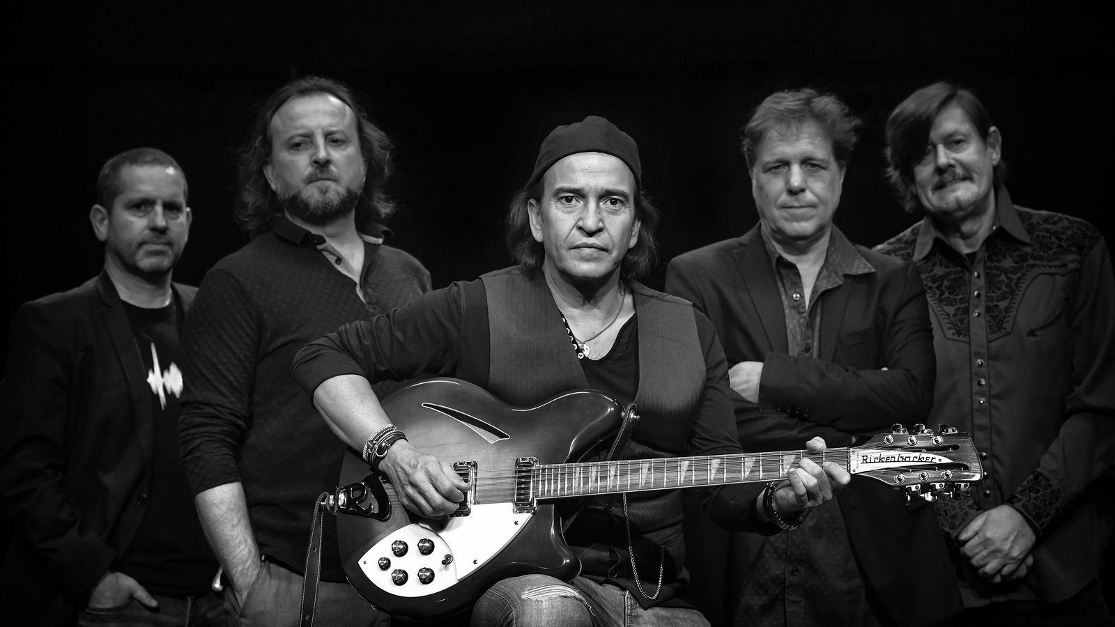 Álvaro Urquijo, en el centro, con los componentes de Los Secretos.