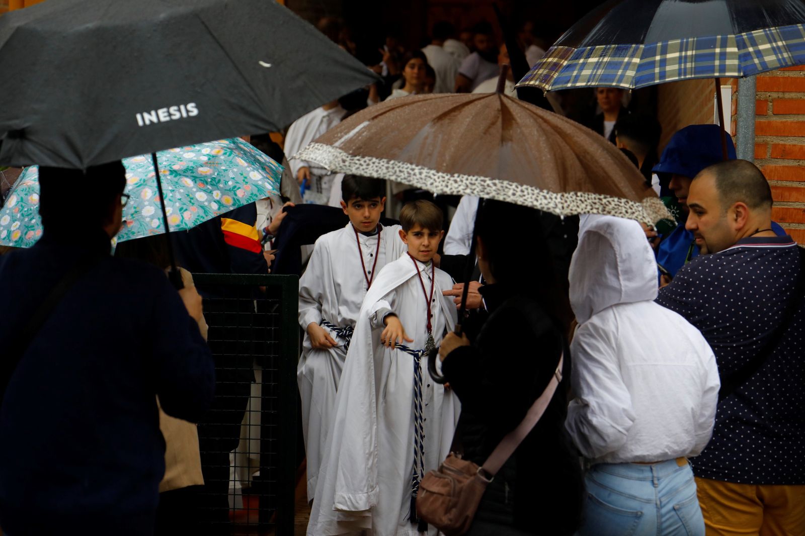 La lluvia frustra la salida de la hermandad de la Estrella el Lunes Santo, en imágenes