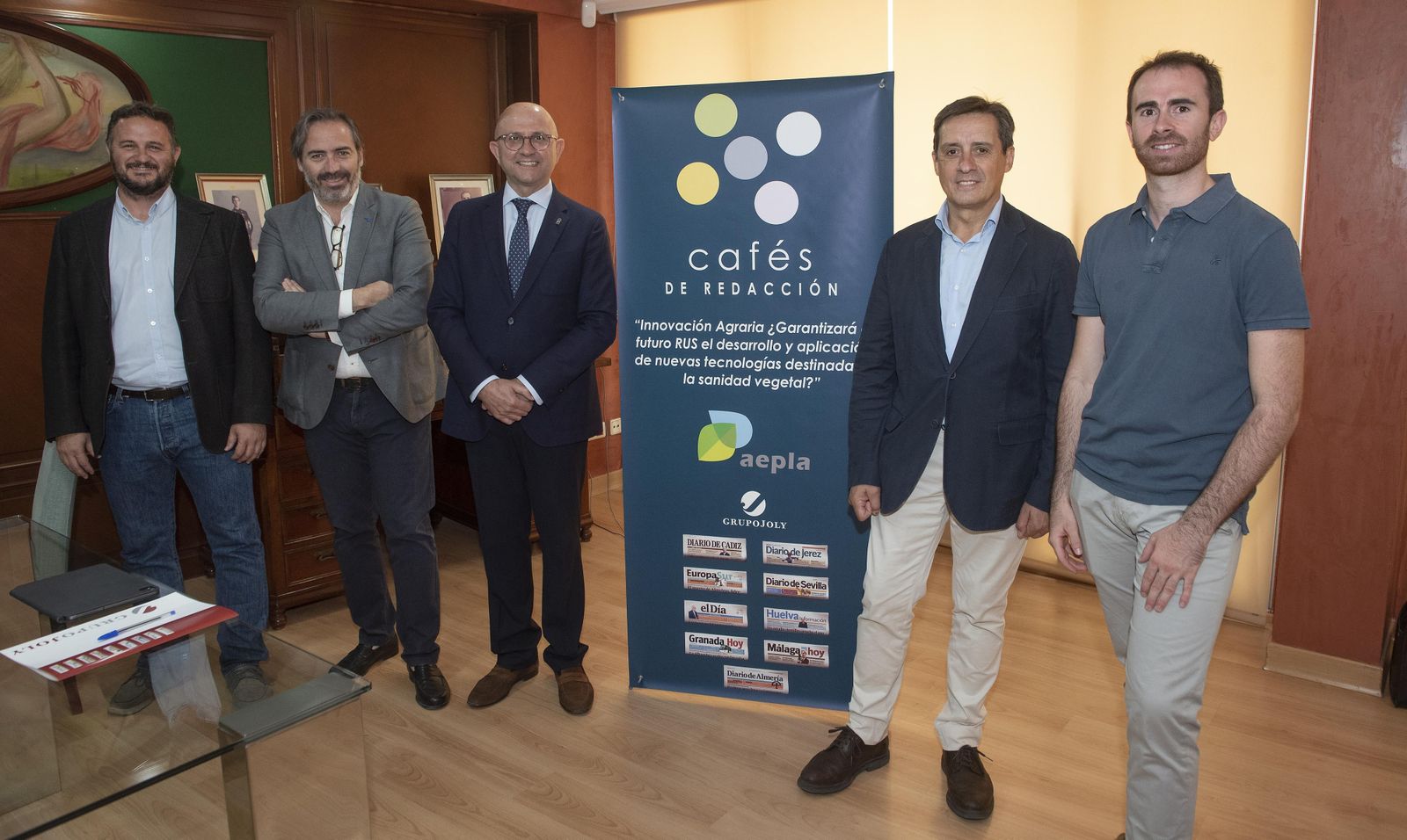 Foto de grupo antes del inicio del desayuno. De izqda. a dcha, Manuel Pérez (Universidad de Sevilla), Alberto Grimaldi, Manuel Gómez (Junta de Andalucía), Carlos Palomar (AEPLA) y A. Manuel Conde (ETSIAM).