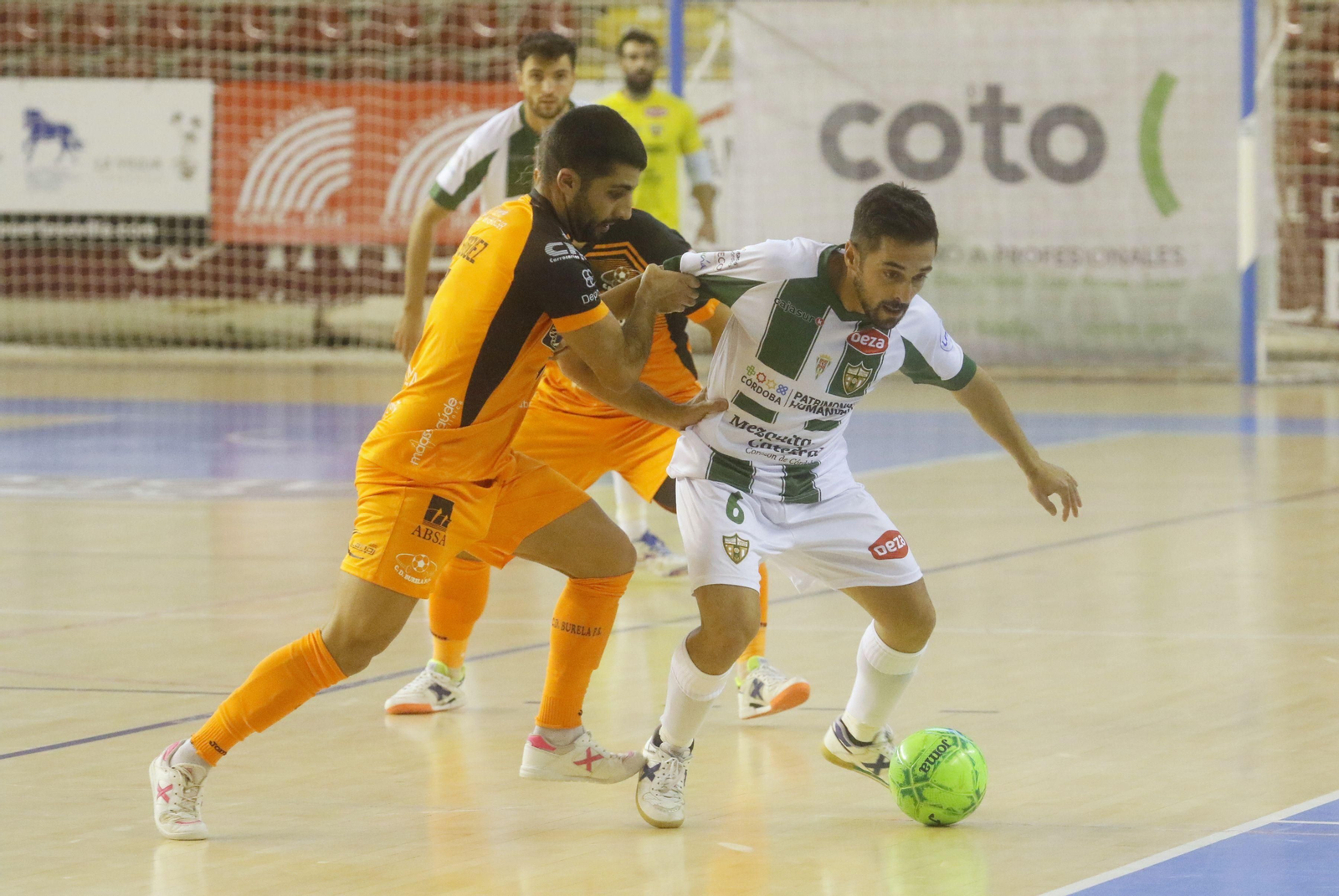 Las fotos del estreno liguero del Córdoba Futsal ante el Burela
