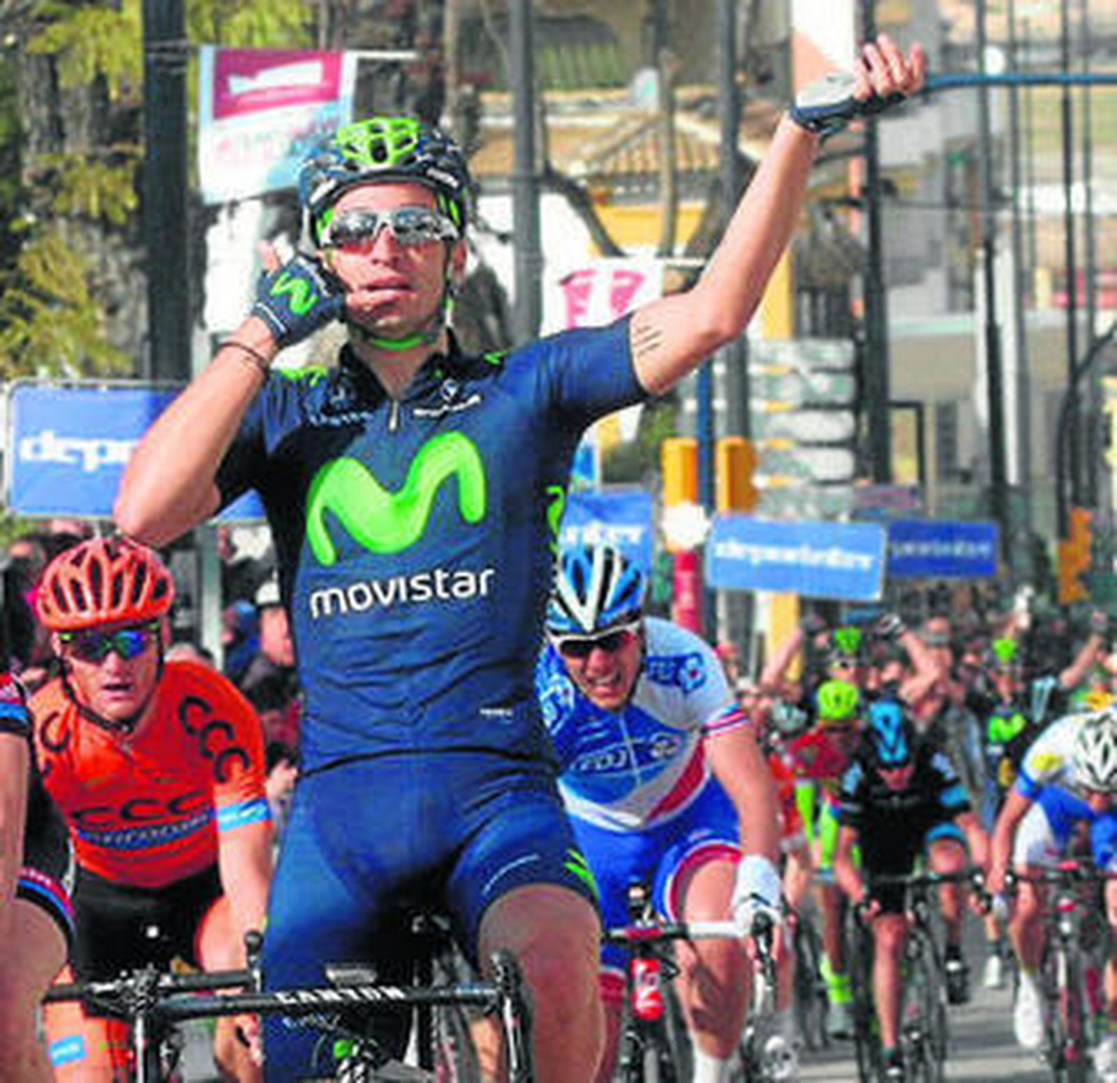 Lobato celebra su triunfo al sprint en la meta de Lucena.