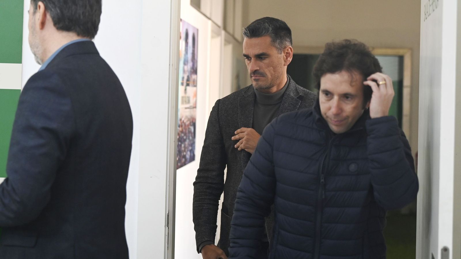 Juanito y Raúl Cámara, director deportivo y secretario técnico del Córdoba CF respectivamente, entran a la sala de prensa de El Arcángel.