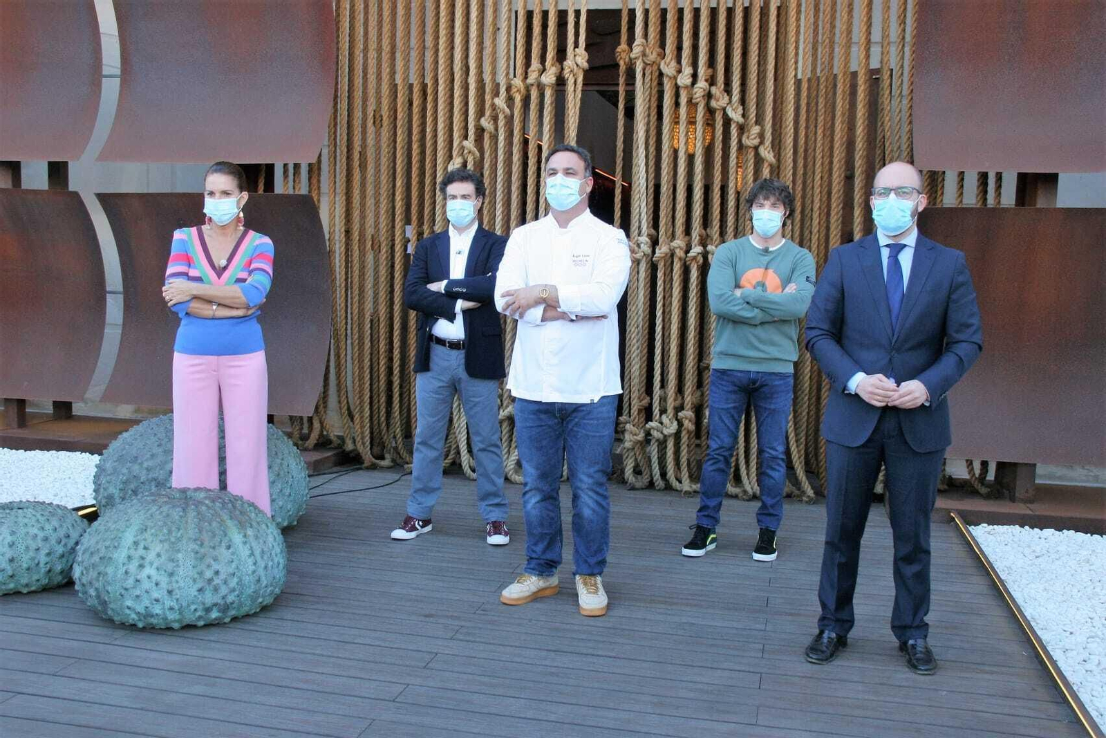 Samantha Vallejo-Nágera, Pepe Rodríguez y Jordi Cruz, junto a Ángel León y el alcalde portuense.