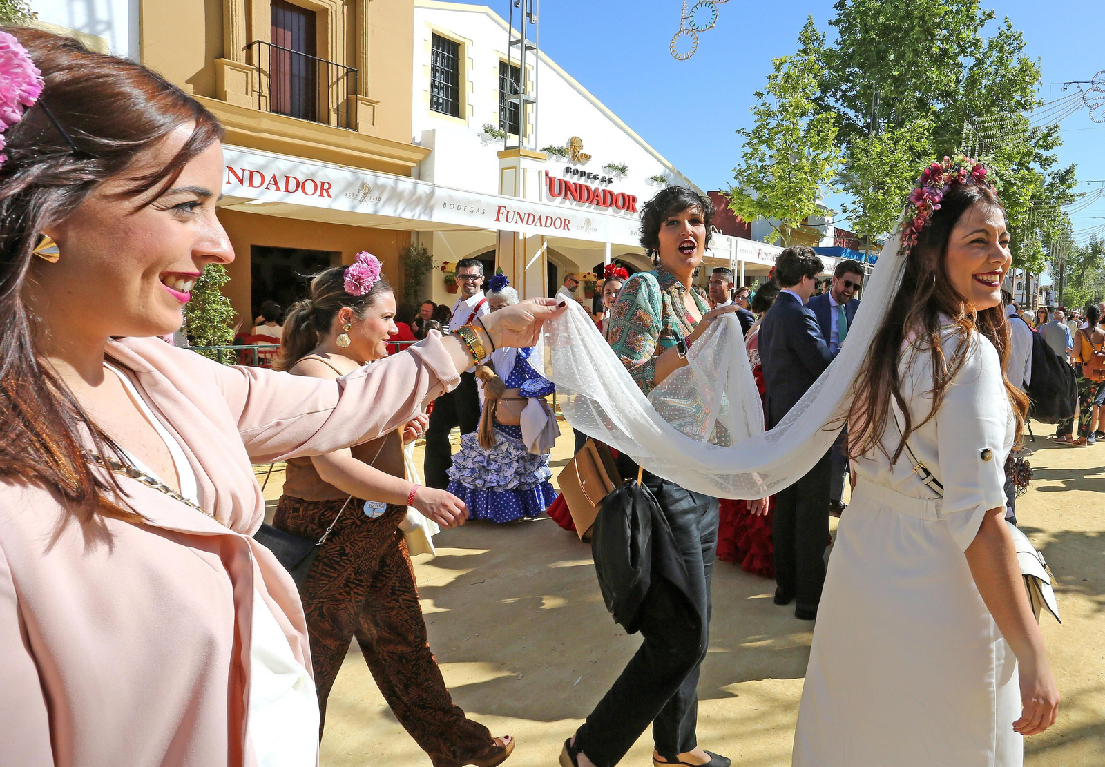 Una futura novia ensaya el paseillo de su próxima boda.
