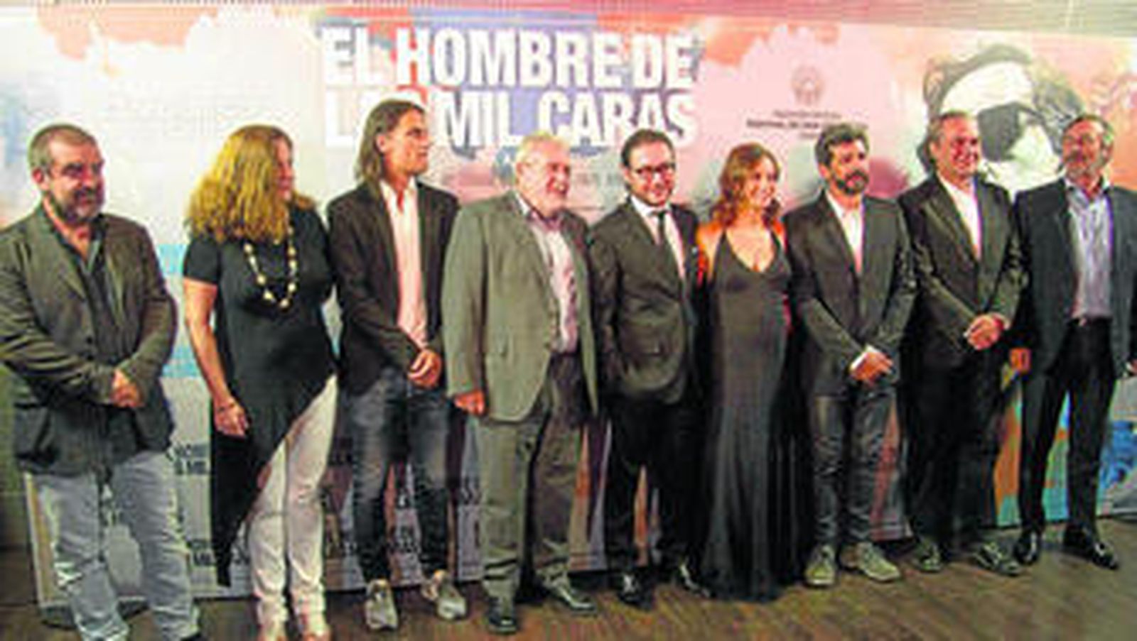 Alberto Rodríguez posa junto a parte del equipo artístico y de los productores de su nueva película.