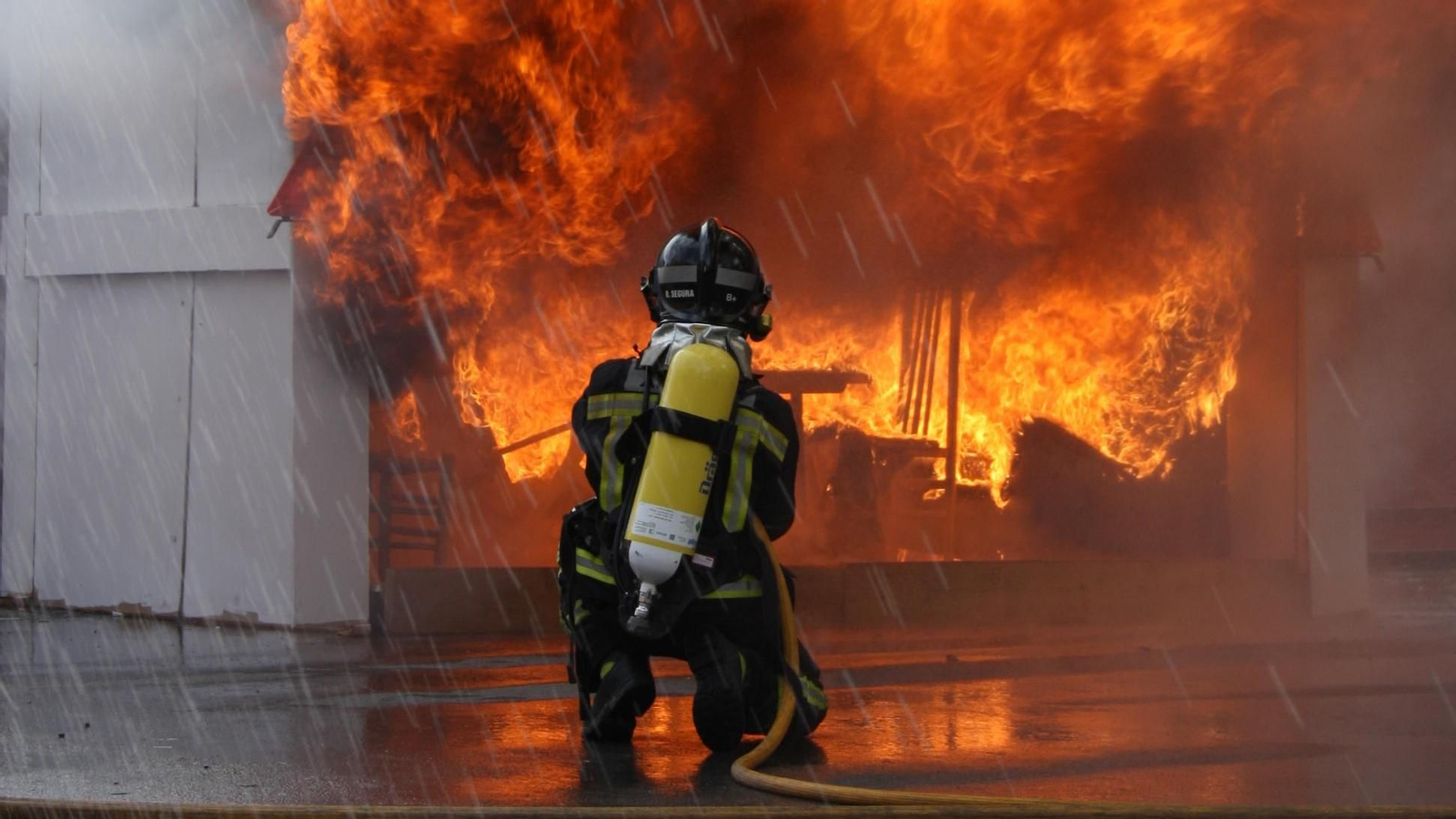 Un bombero de Almería sofoca las llamas. Un bombero de Almería sofoca las llamas.
