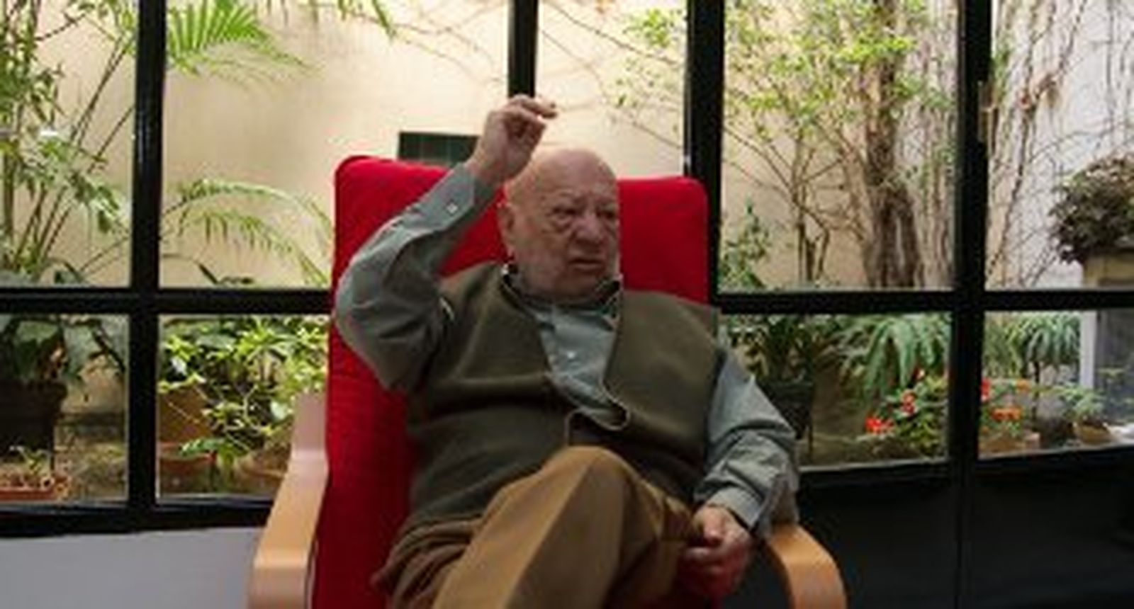 Jaime López de Asiaín, en su casa, durante un momento de la entrevista. / V. Hidalgo