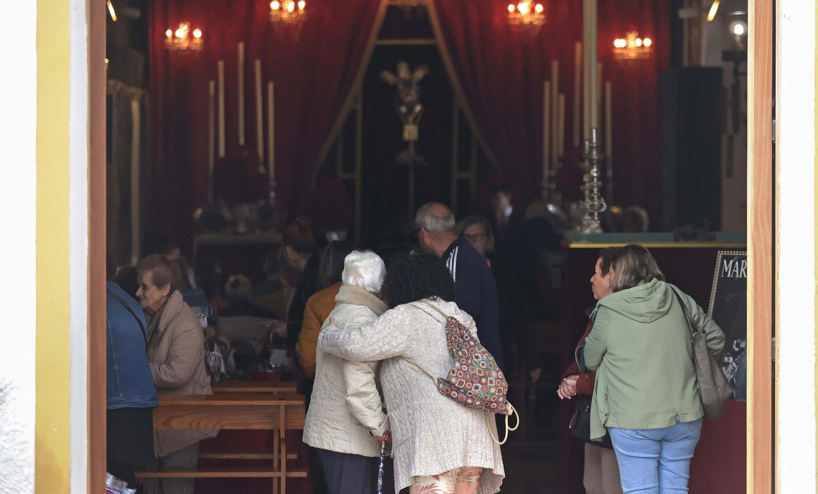 El tradicional besapiés del Cristo de Medinaceli de Algeciras, en imágenes