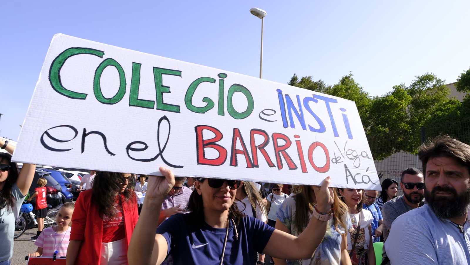 Imágenes de la manifestación de padres de la Vega de Acá solicitando un colegio nuevo