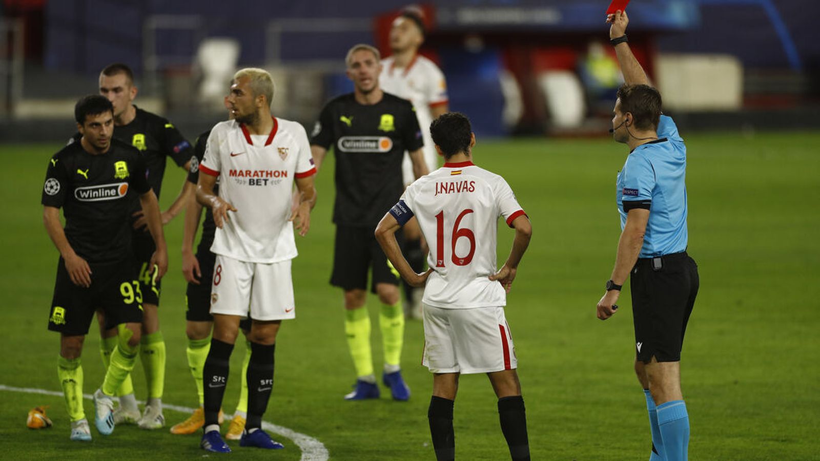 Brych muestra la roja a Jesús Navas tras su falta a Olsson.