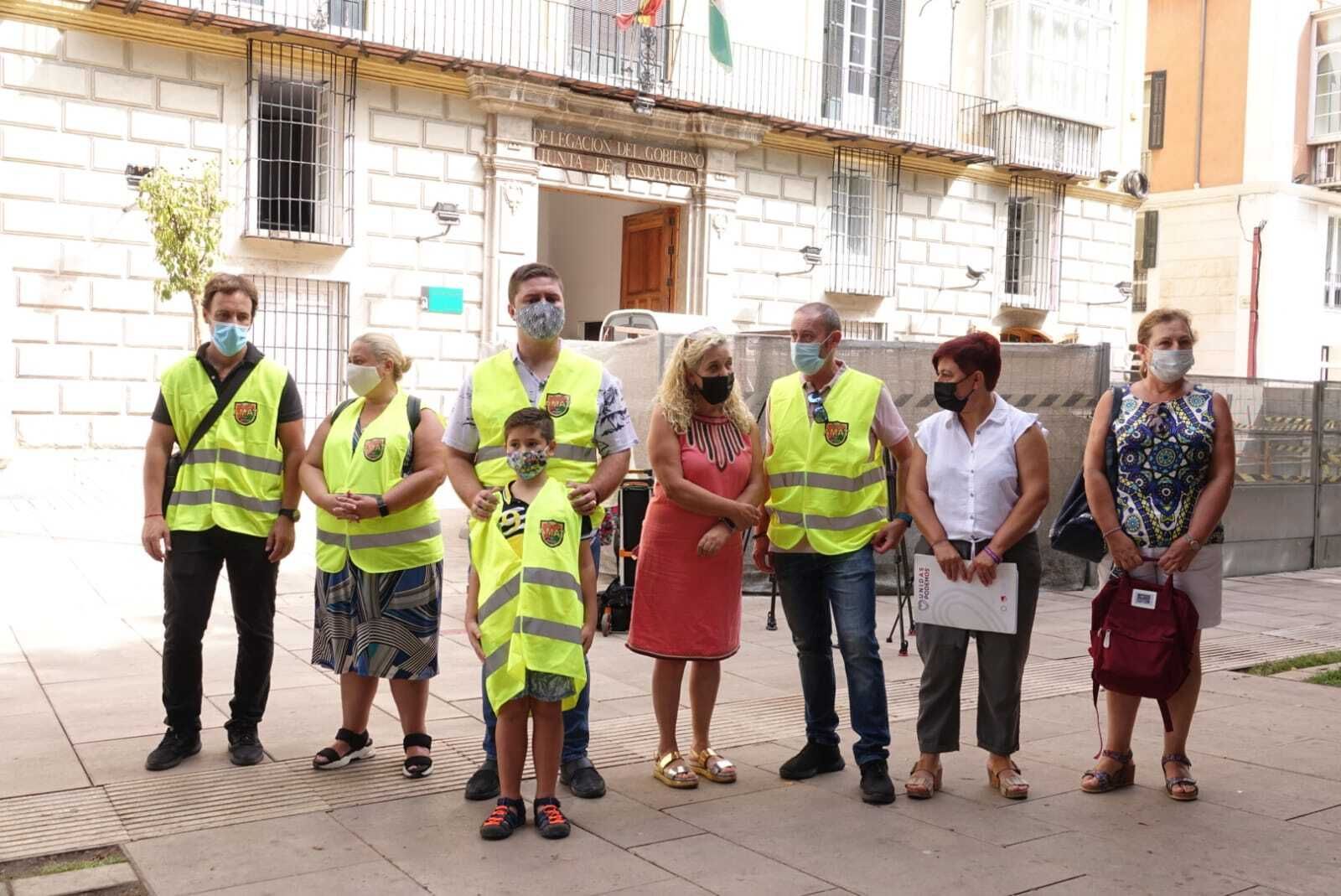 Miembros de AMAT y Adelante Málaga, frente a la Delegación del Gobierno de la Junta de Andalucía