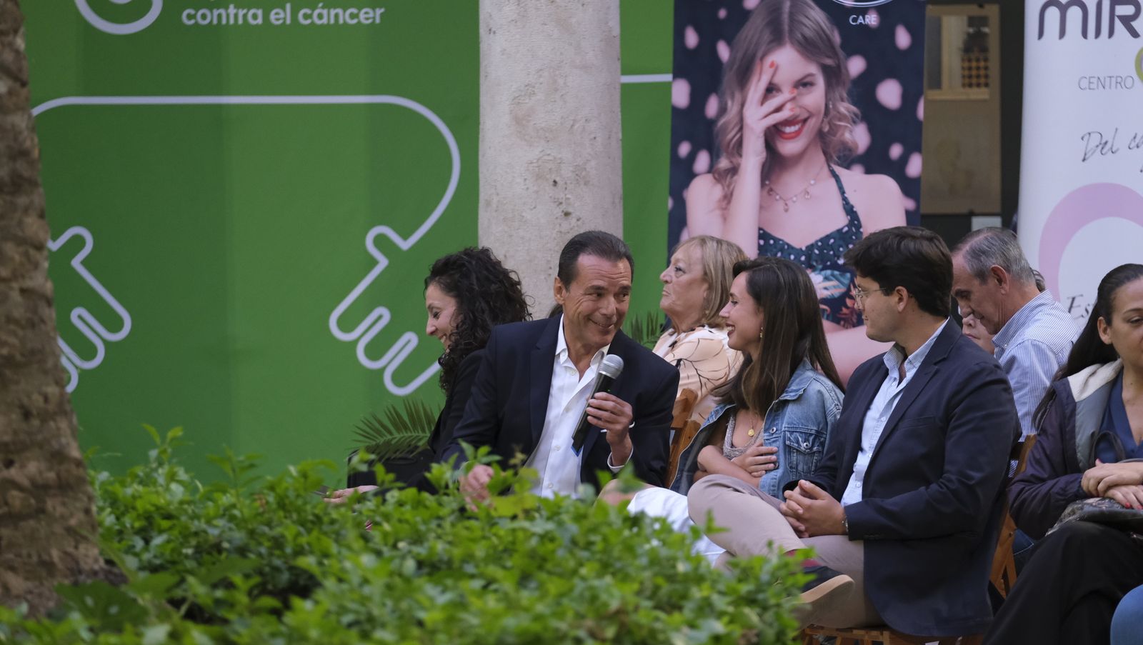 Imágenes del desfile benéfico contra el cáncer, en la Escuela de Artes de Almería