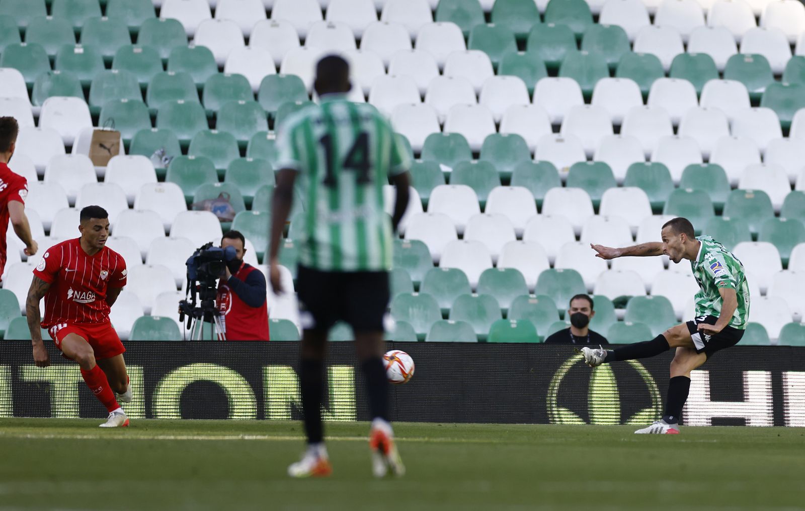 Sergio Canales dispara con su pierna izquierda para conseguir el gol que clasifica al Betis para cuartos de final.