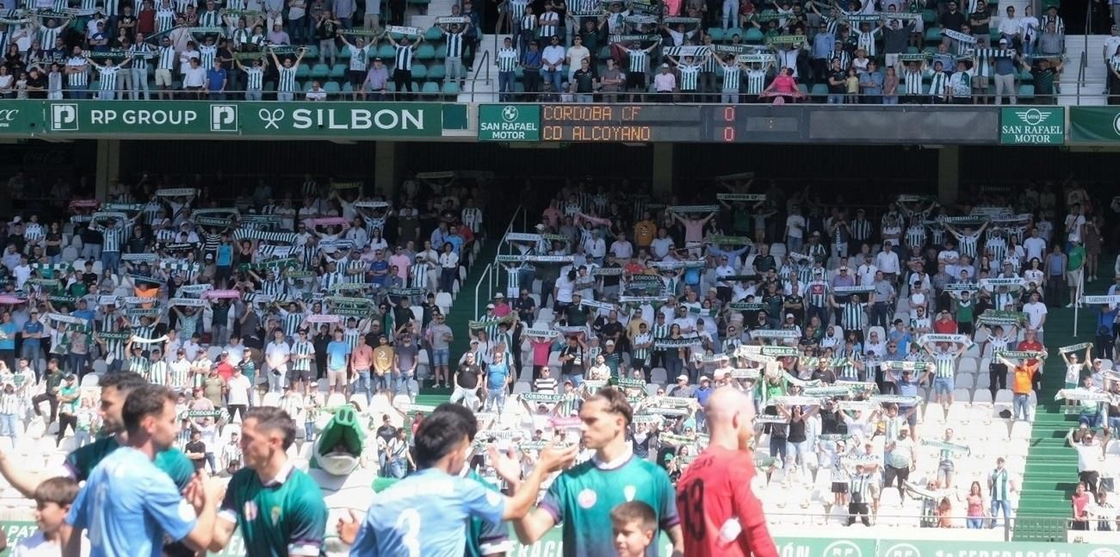 Aficionados blanquiverdes animan durante el último partido en casa.