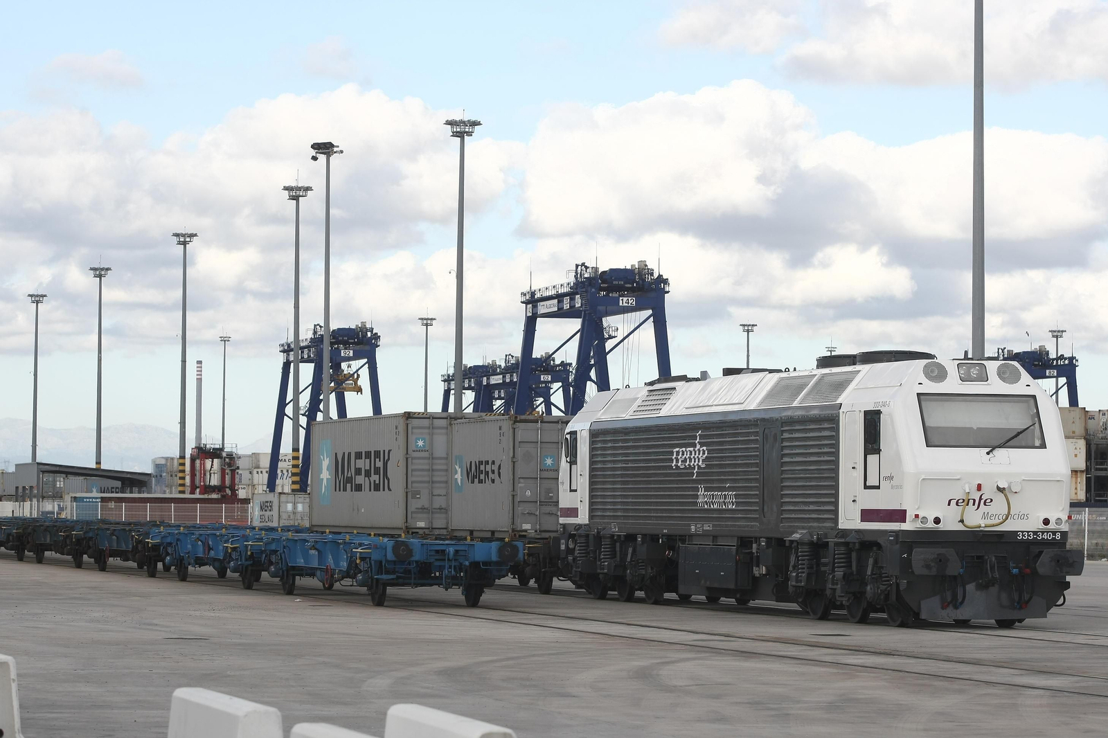 Un convoy de Maersk en las instalaciones del puerto de Algeciras.
