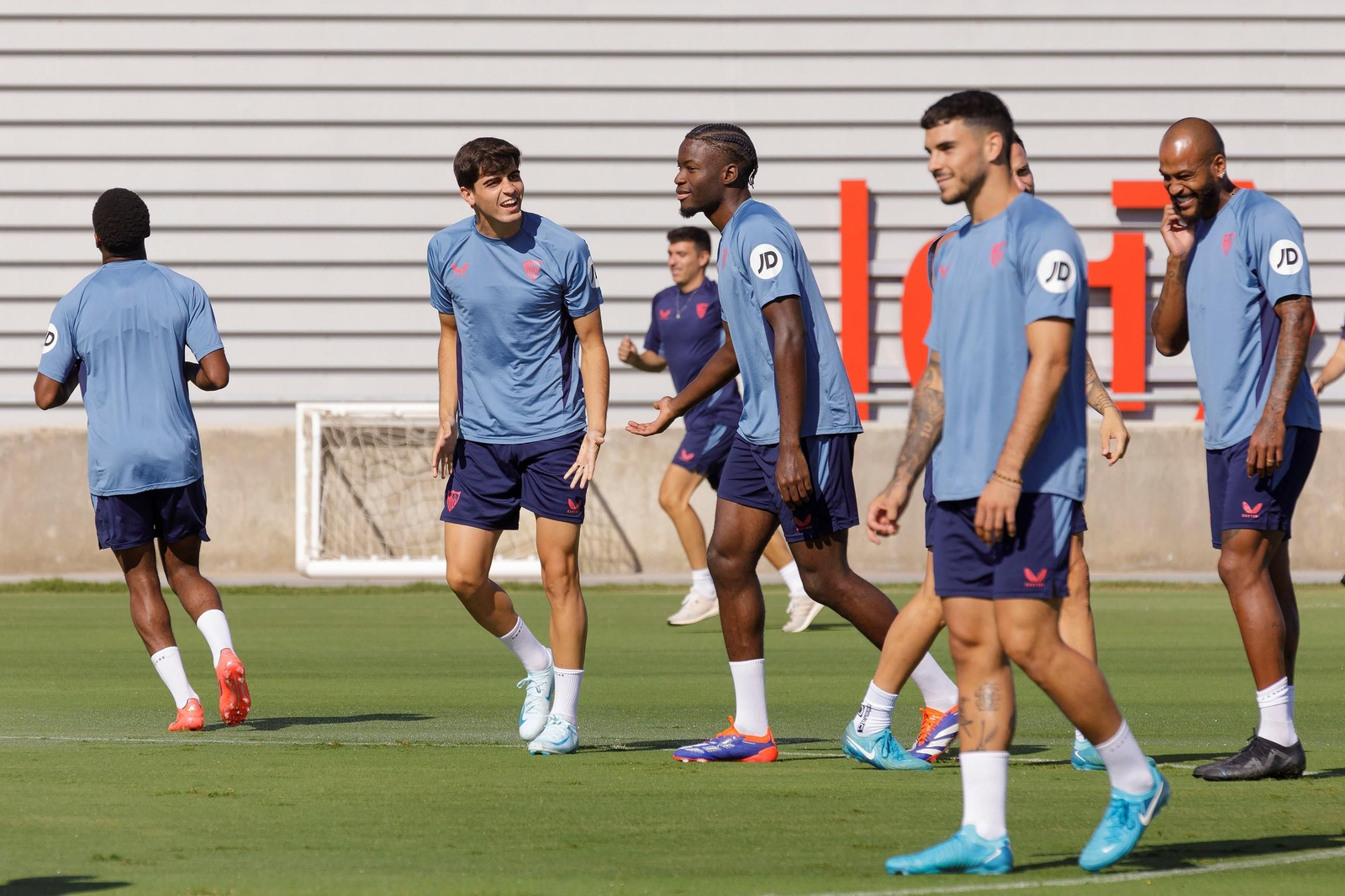 Juanlu bromea con Agoumé mientras sonríe en primer plano Juanlu.