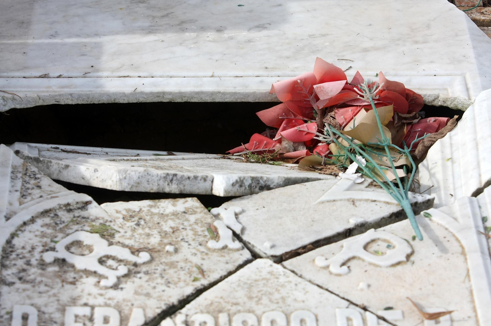 Imágenes del ambiente en el cementerio La Soledad, Huelva