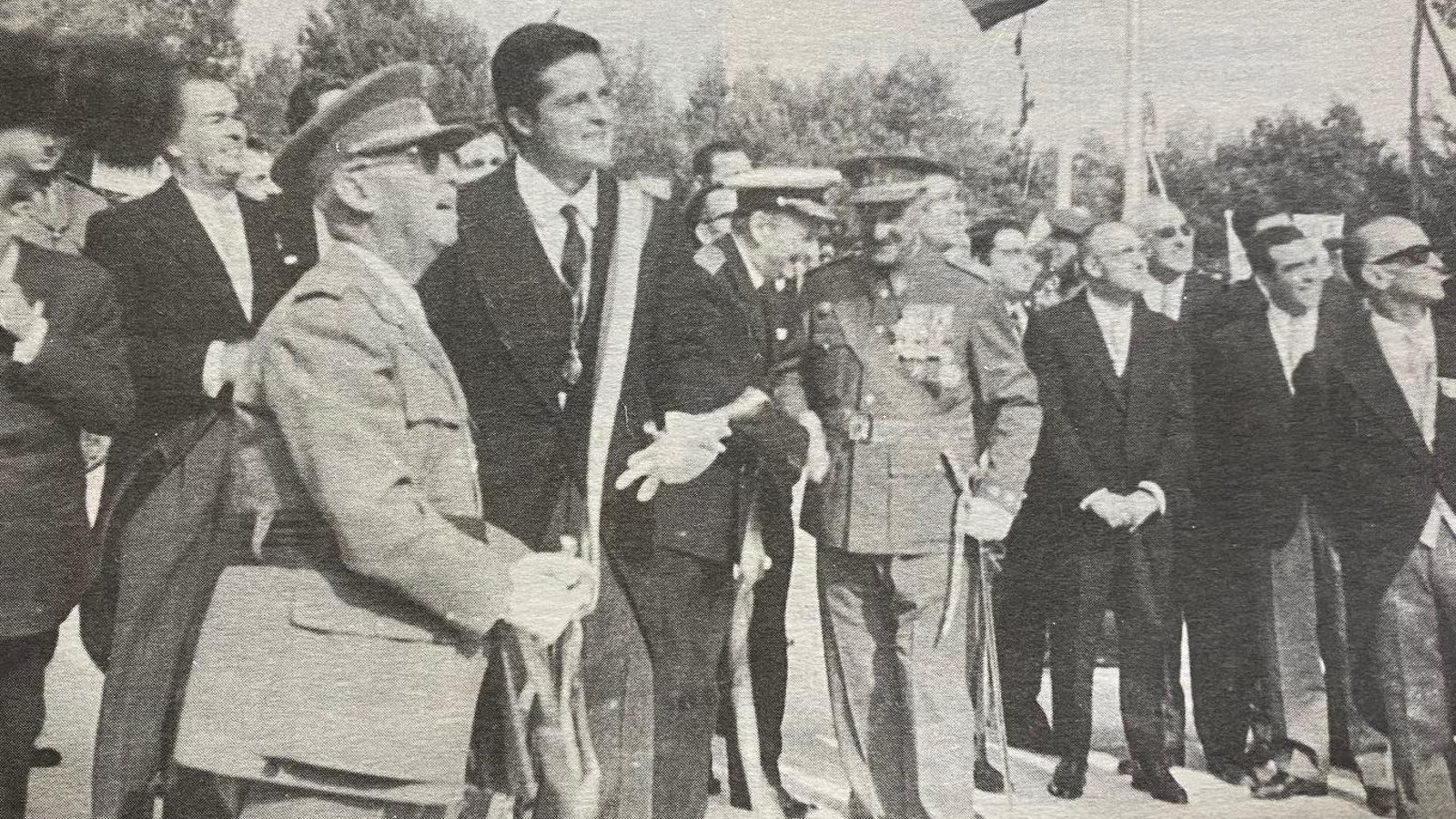 El dictador junto al entonces alcalde Primo de Rivera, en la plaza del Caballo