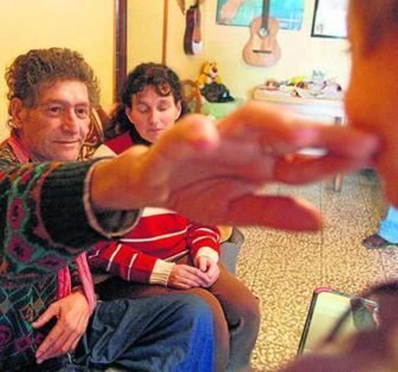 Cayetano, Petra y su hijo, en la vivienda en la que viven de alquiler.