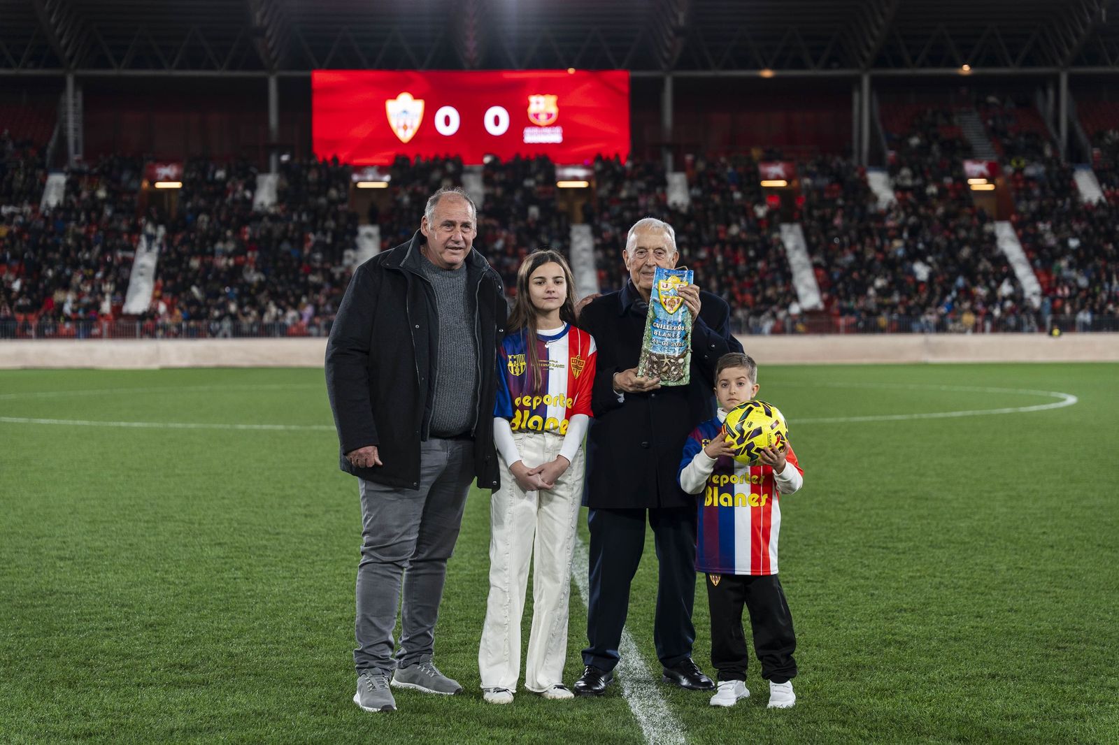 Fotogalería del partido homenaje a Guillermo Blanes entre los veteranos de la UD Almería y el FC Barcelona