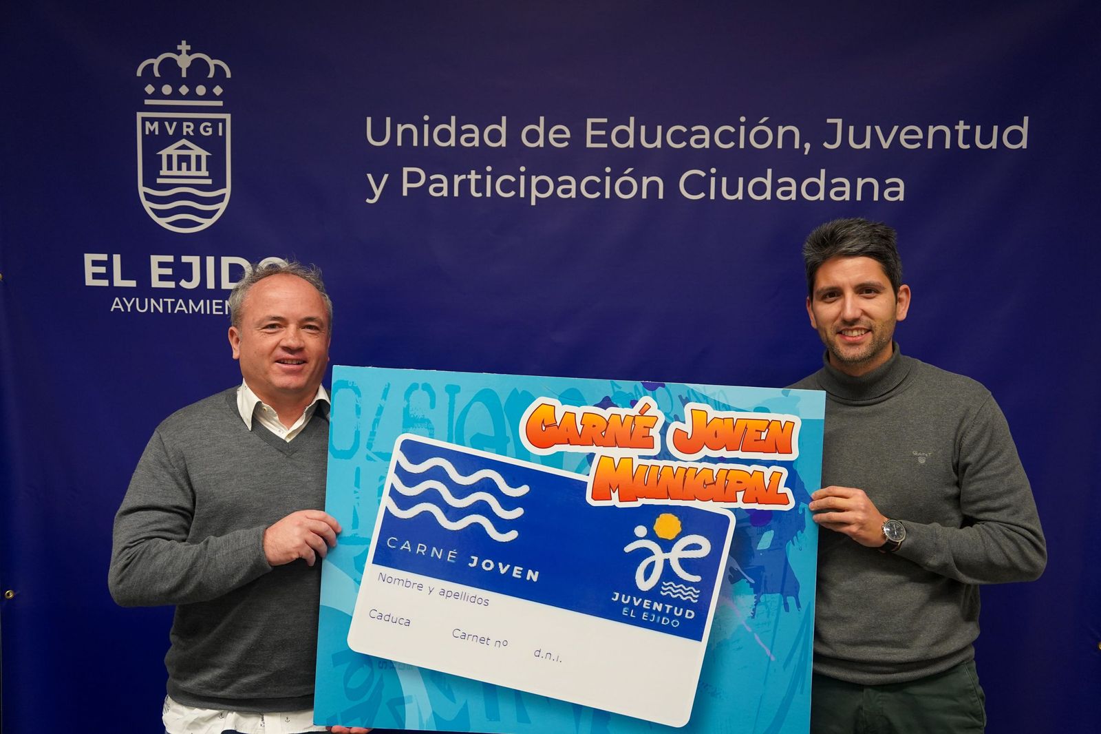 Javier Rodríguez explica el funcionamiento del carné joven de El Ejido.