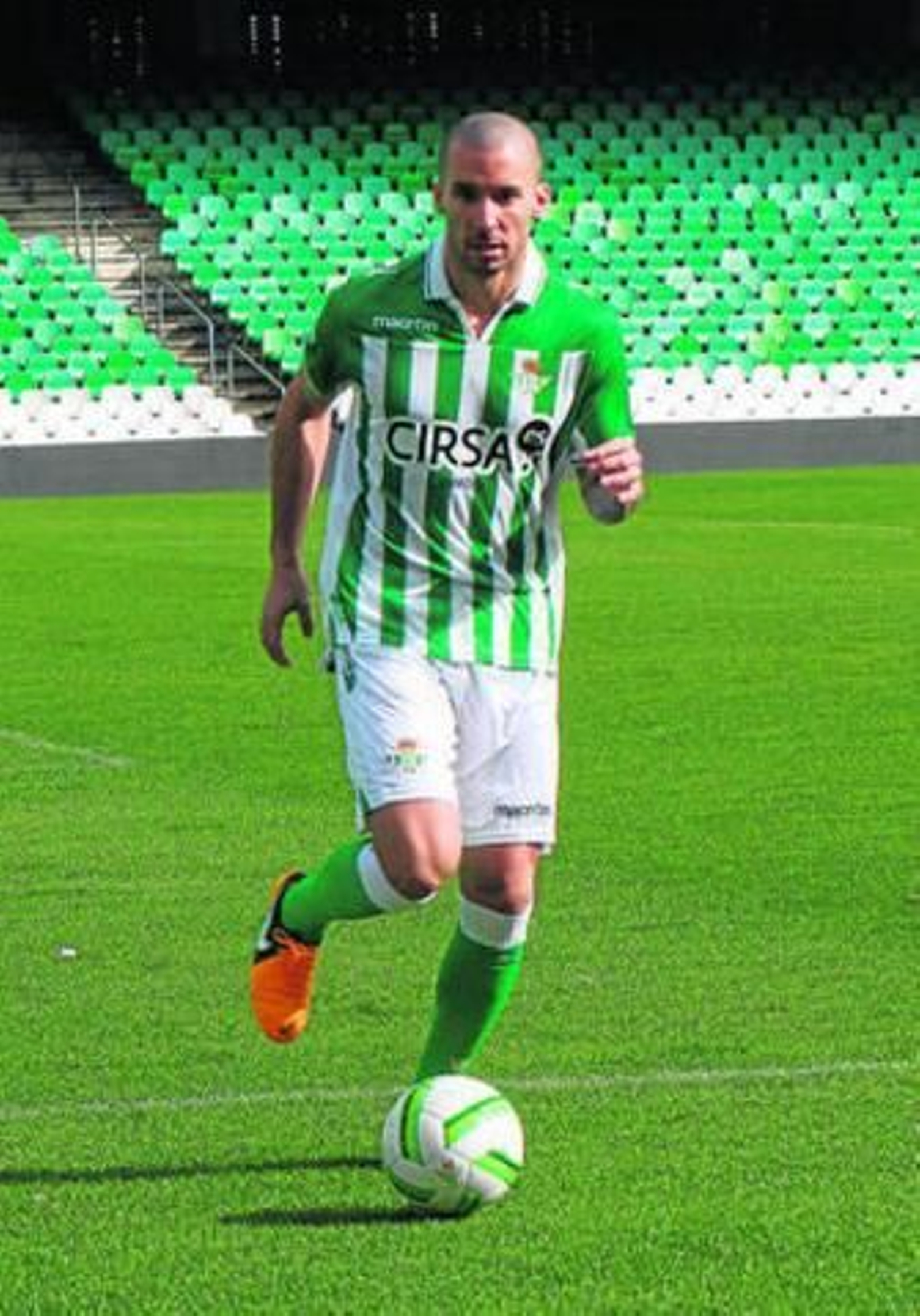 Guillermo Molins conduce la pelota el día de su presentación.